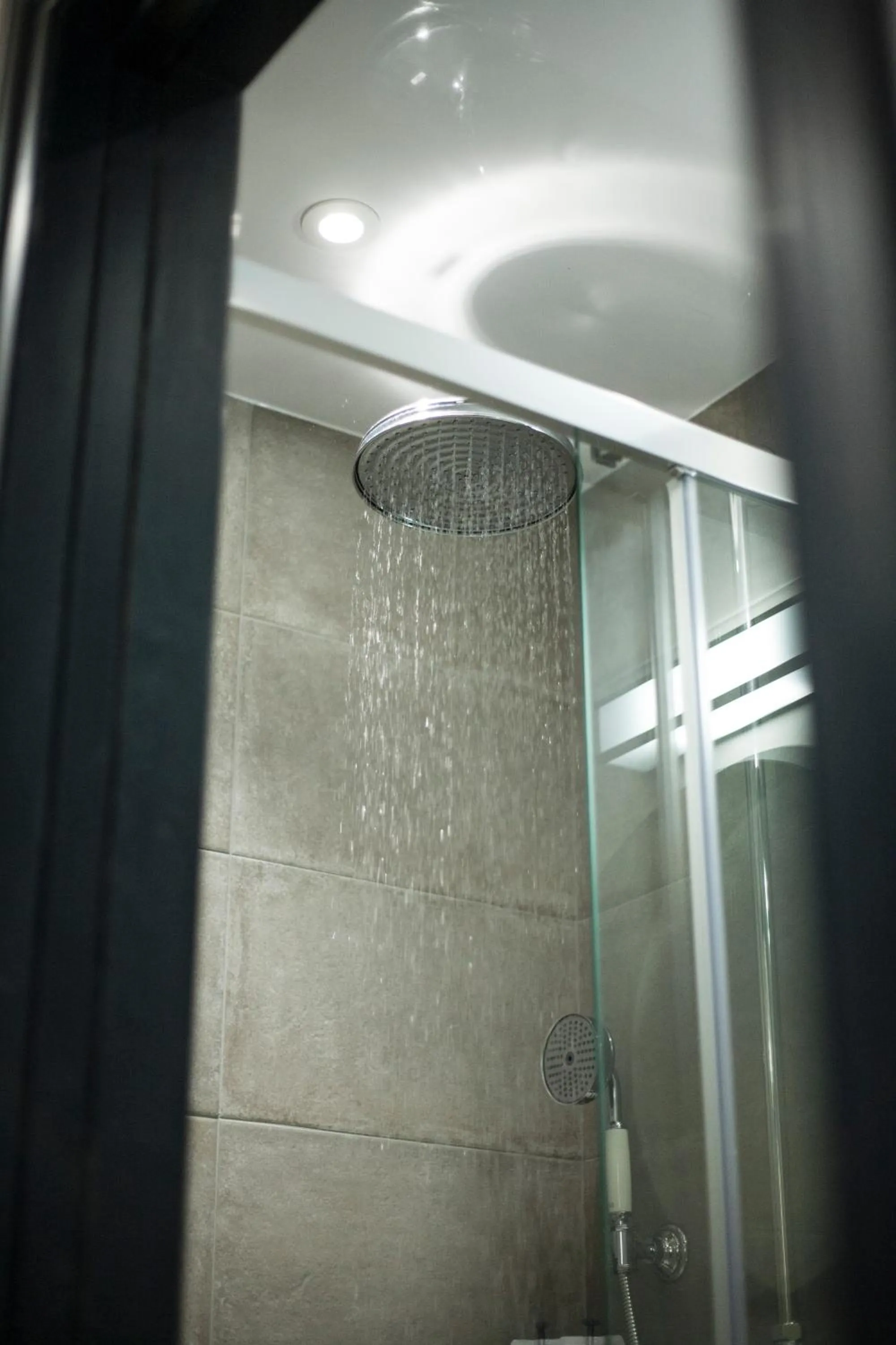 Shower in The House of Toby