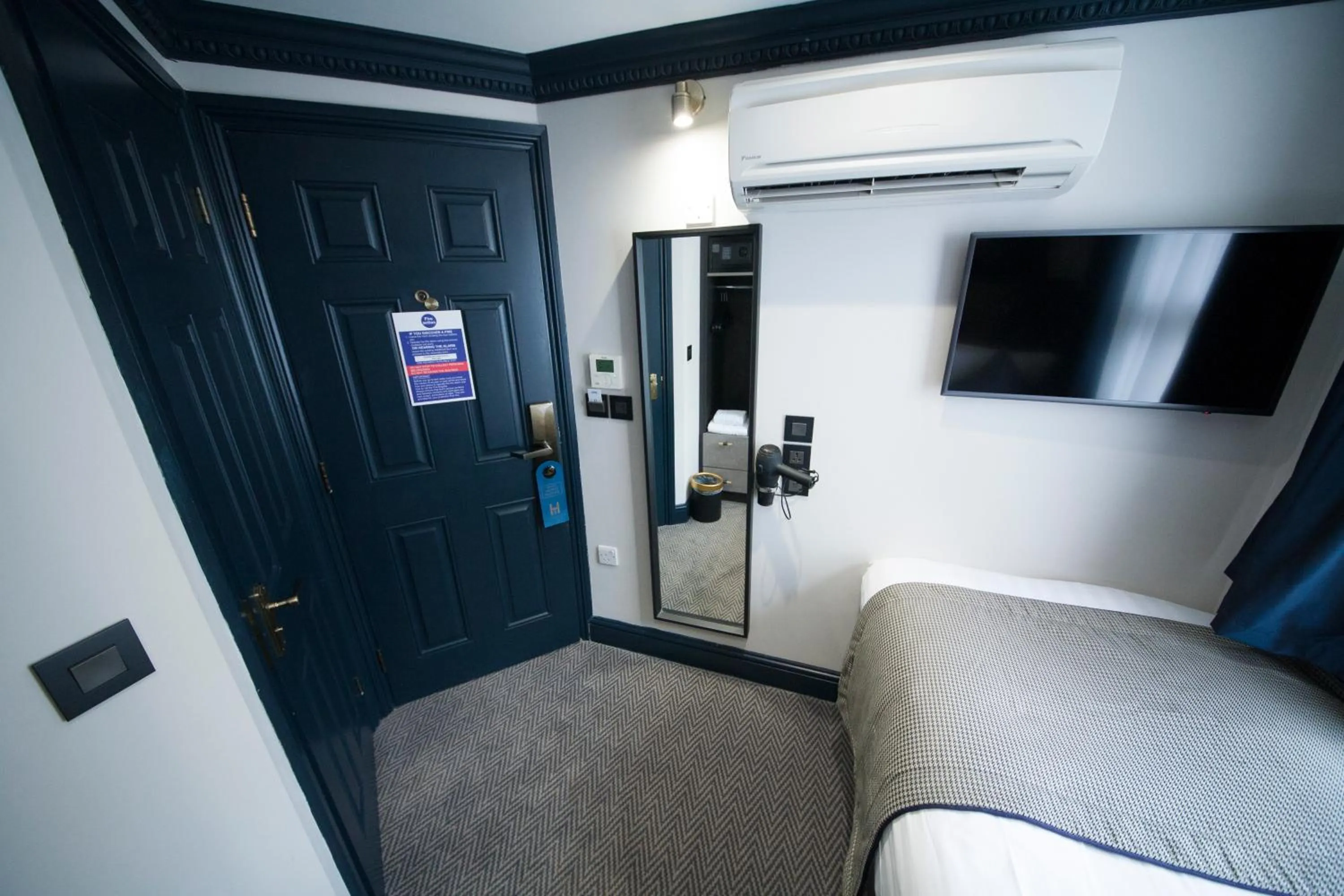 Photo of the whole room, Bed in The House of Toby