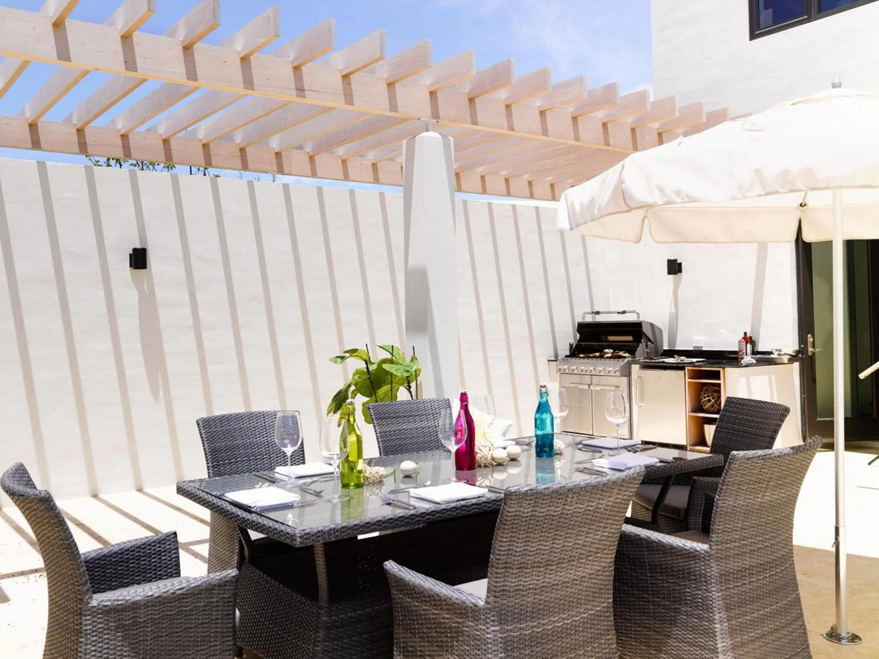 Kitchen or kitchenette in The Loren at Pink Beach