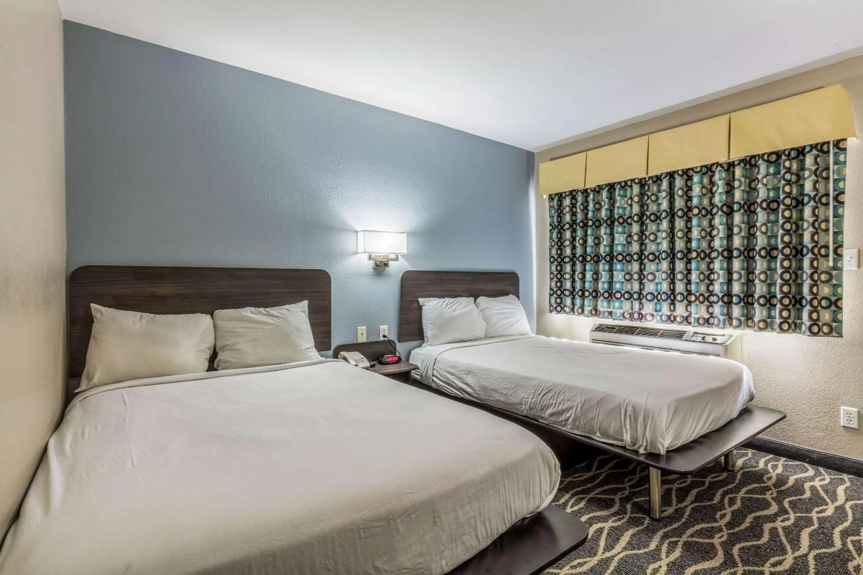 Photo of the whole room in Econo Lodge