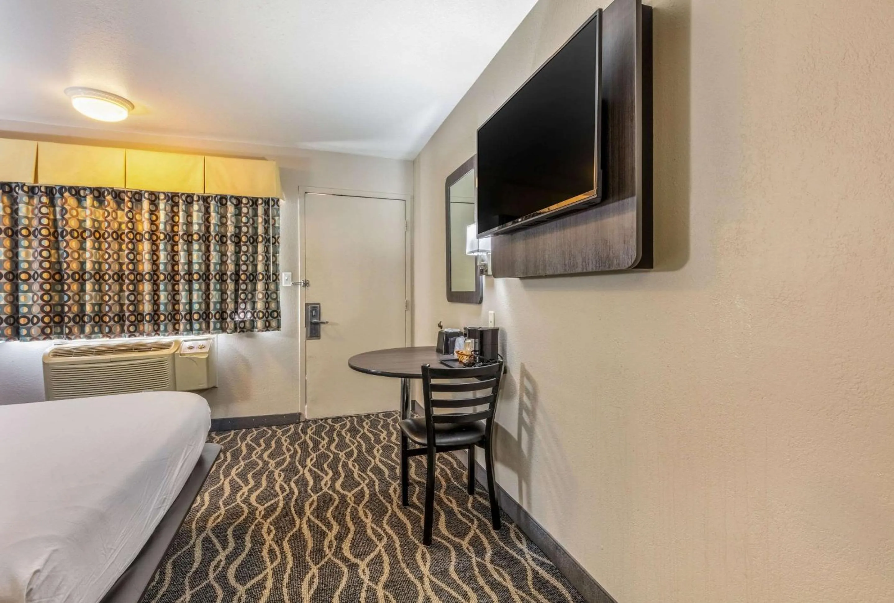 Photo of the whole room, TV/Entertainment Center in Econo Lodge