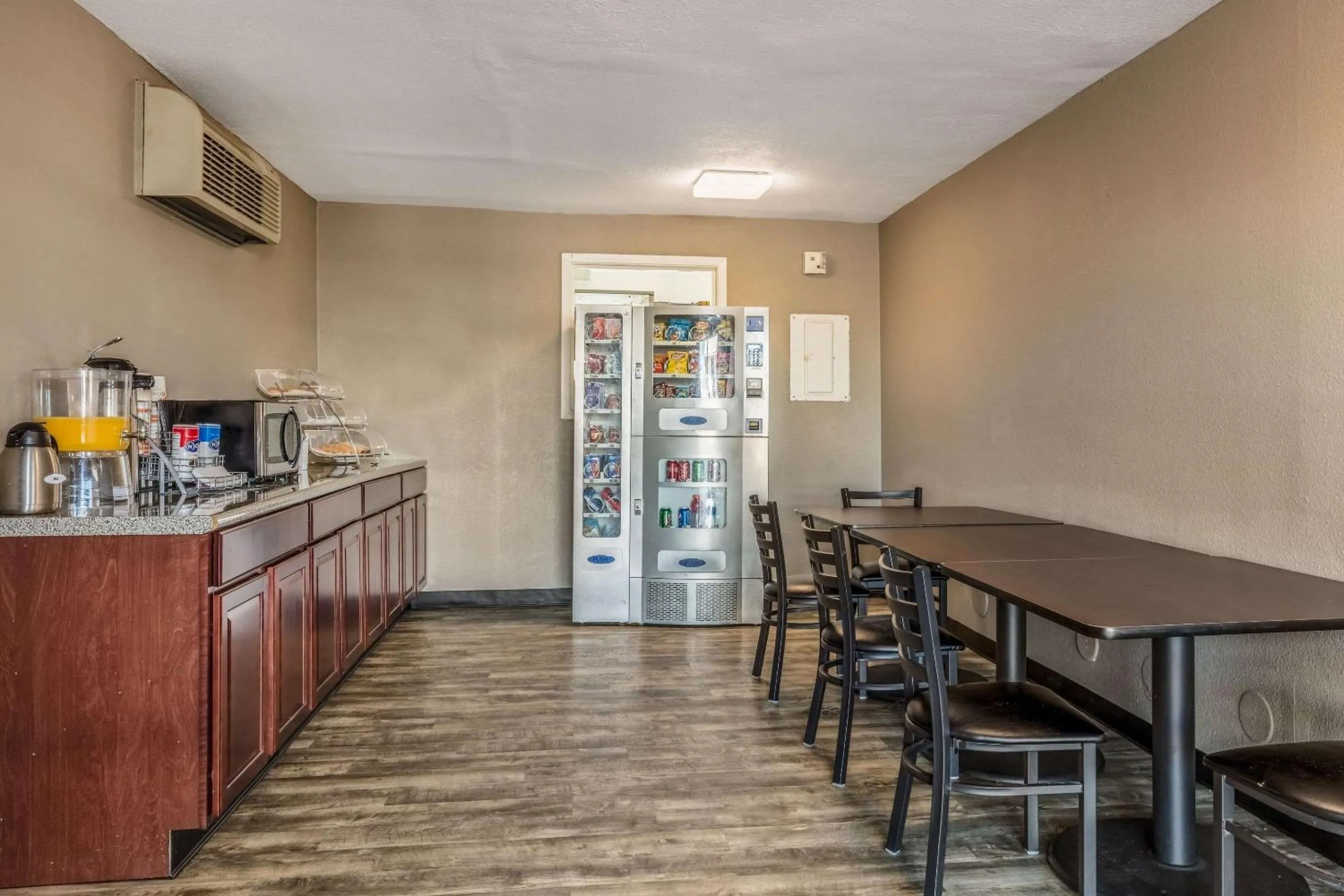 Restaurant/Places to Eat in Econo Lodge