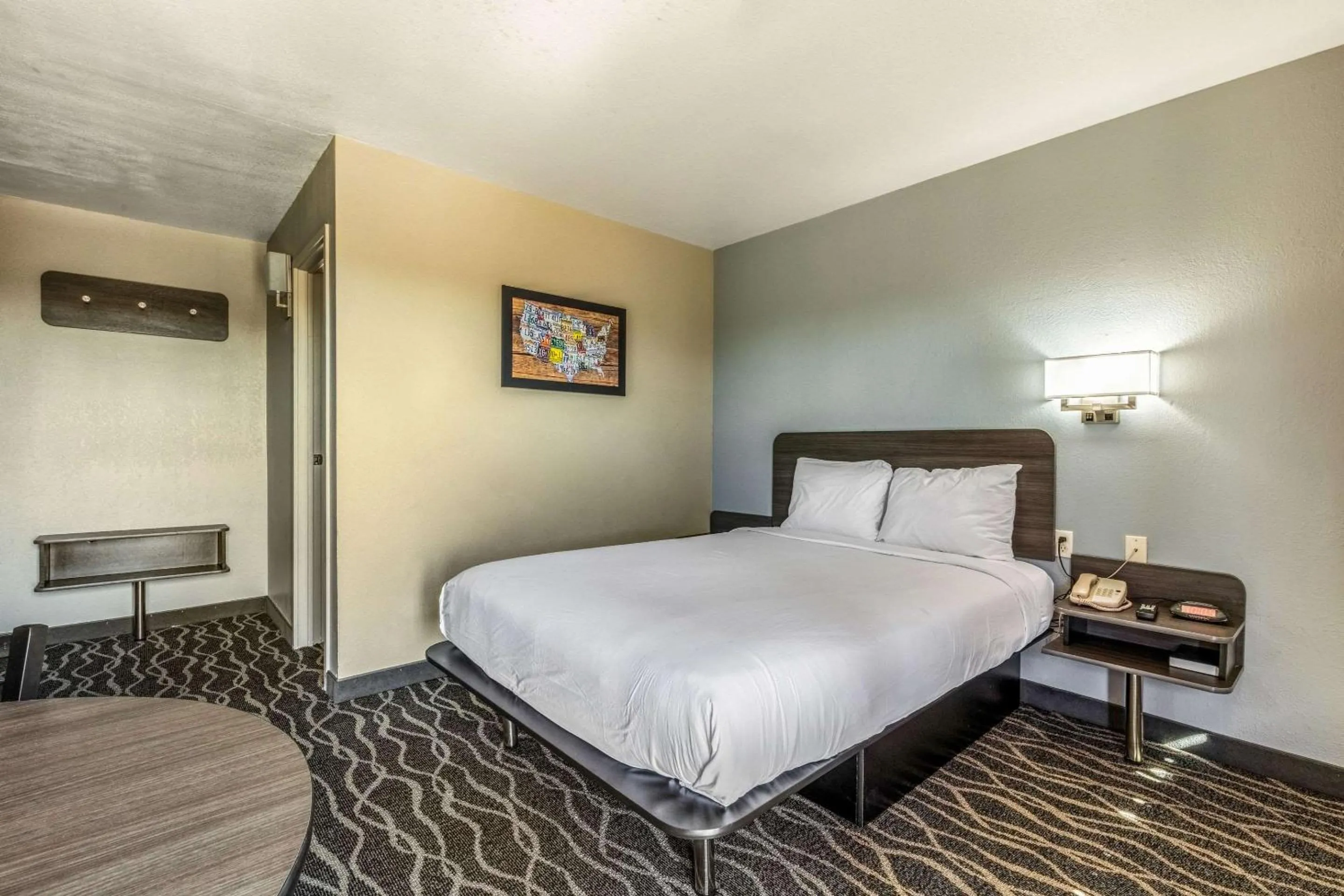 Photo of the whole room in Econo Lodge