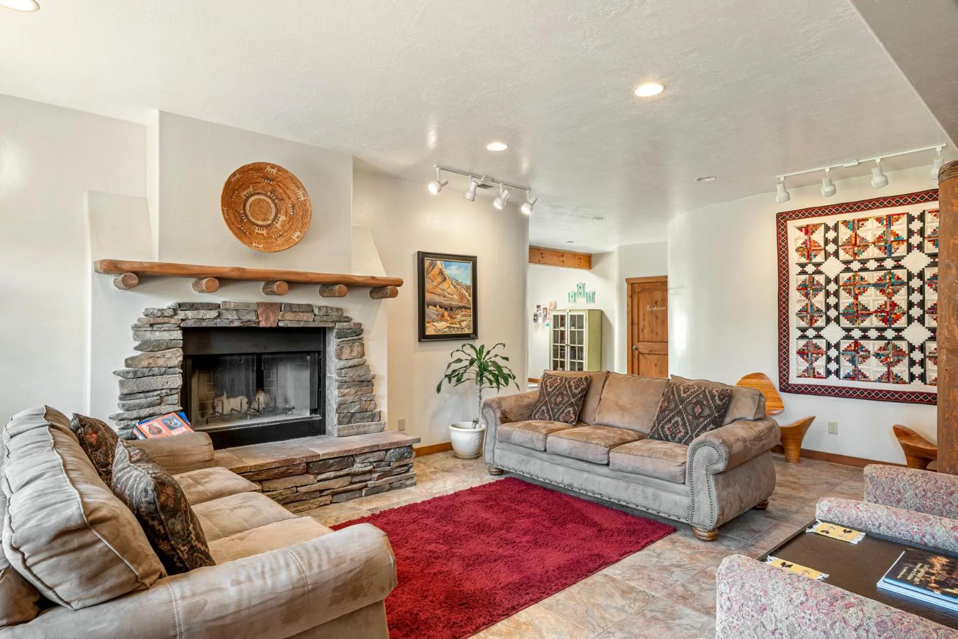 Communal lounge/ TV room in Slot Canyons Inn Bed & Breakfast