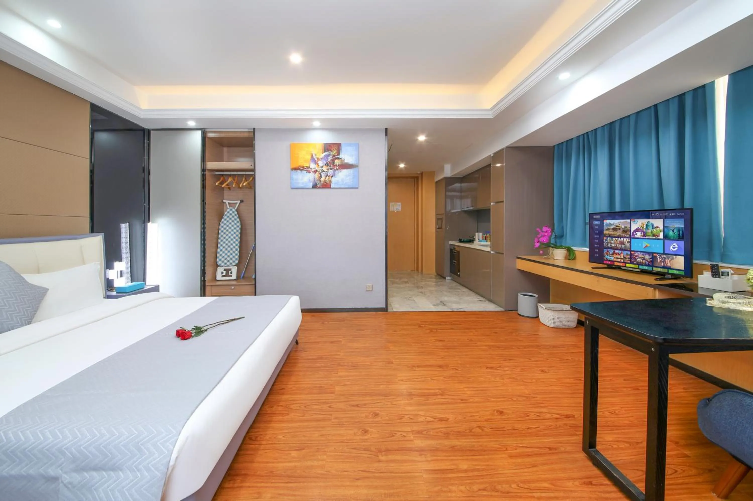 Photo of the whole room, Bed in Pengman Beijing Road A-mall Apartment