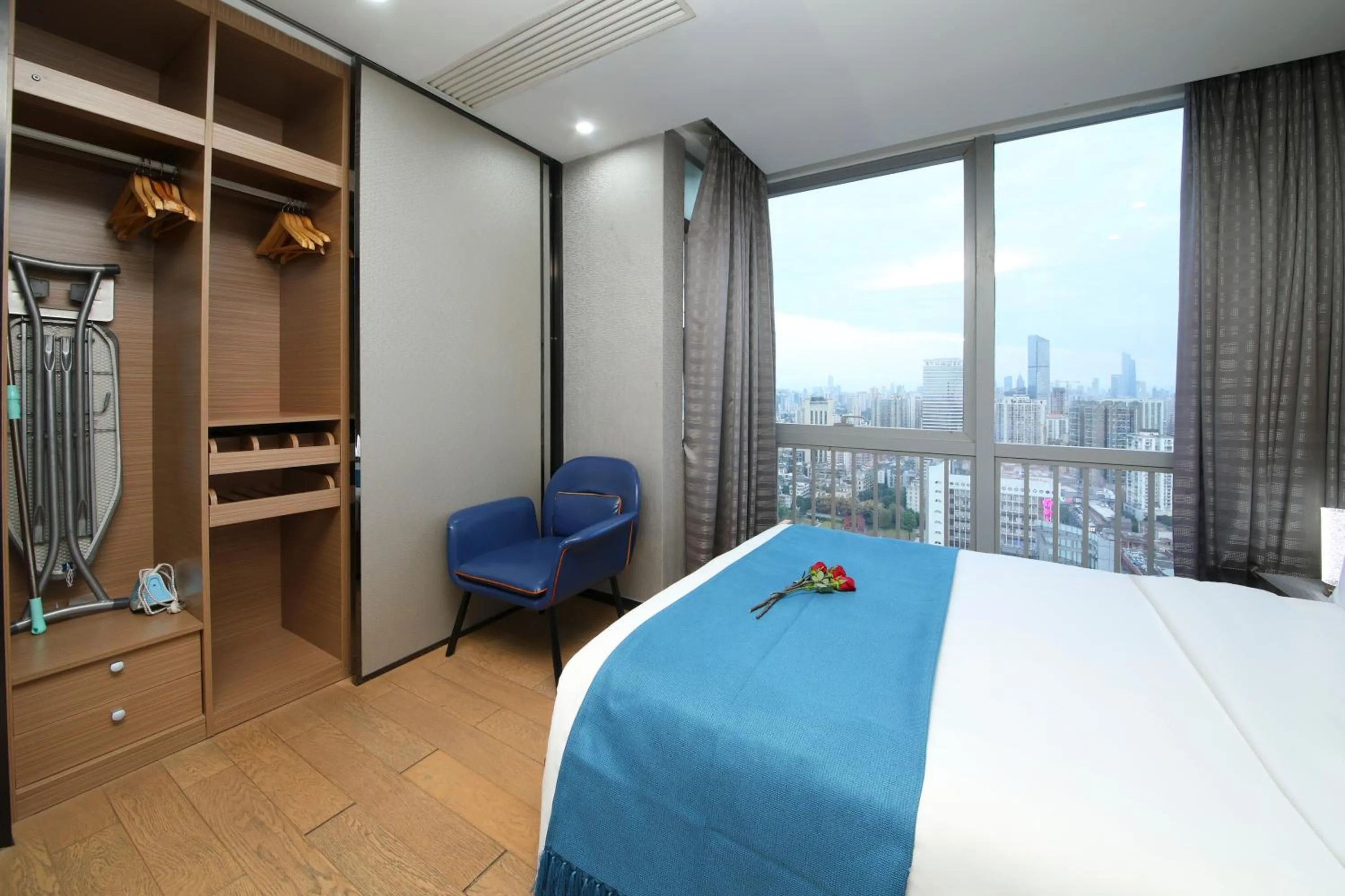 Photo of the whole room, Bed in Pengman Beijing Road A-mall Apartment