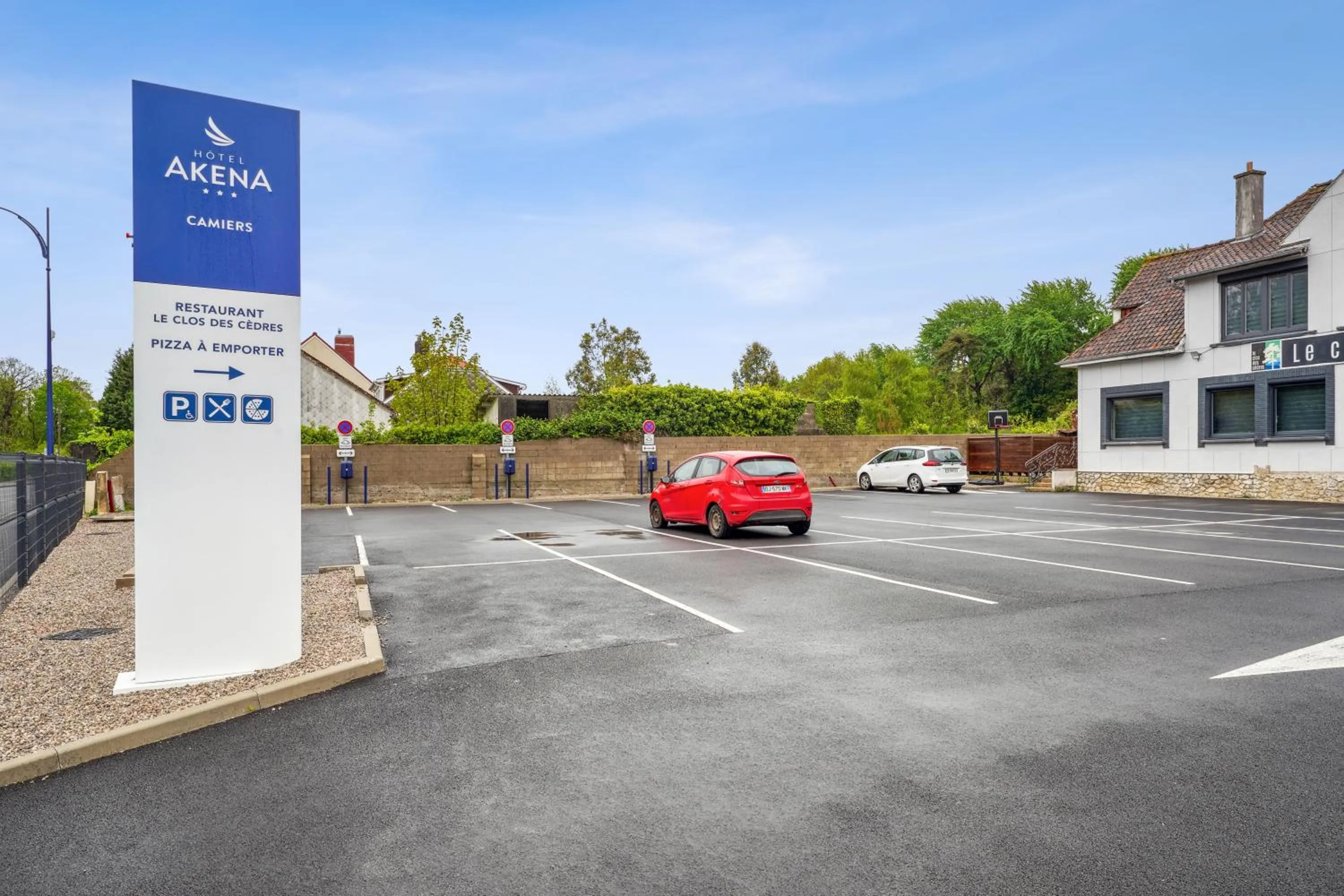 Parking in Hôtel Restaurant AKENA Camiers-Le Touquet - 2 étoiles
