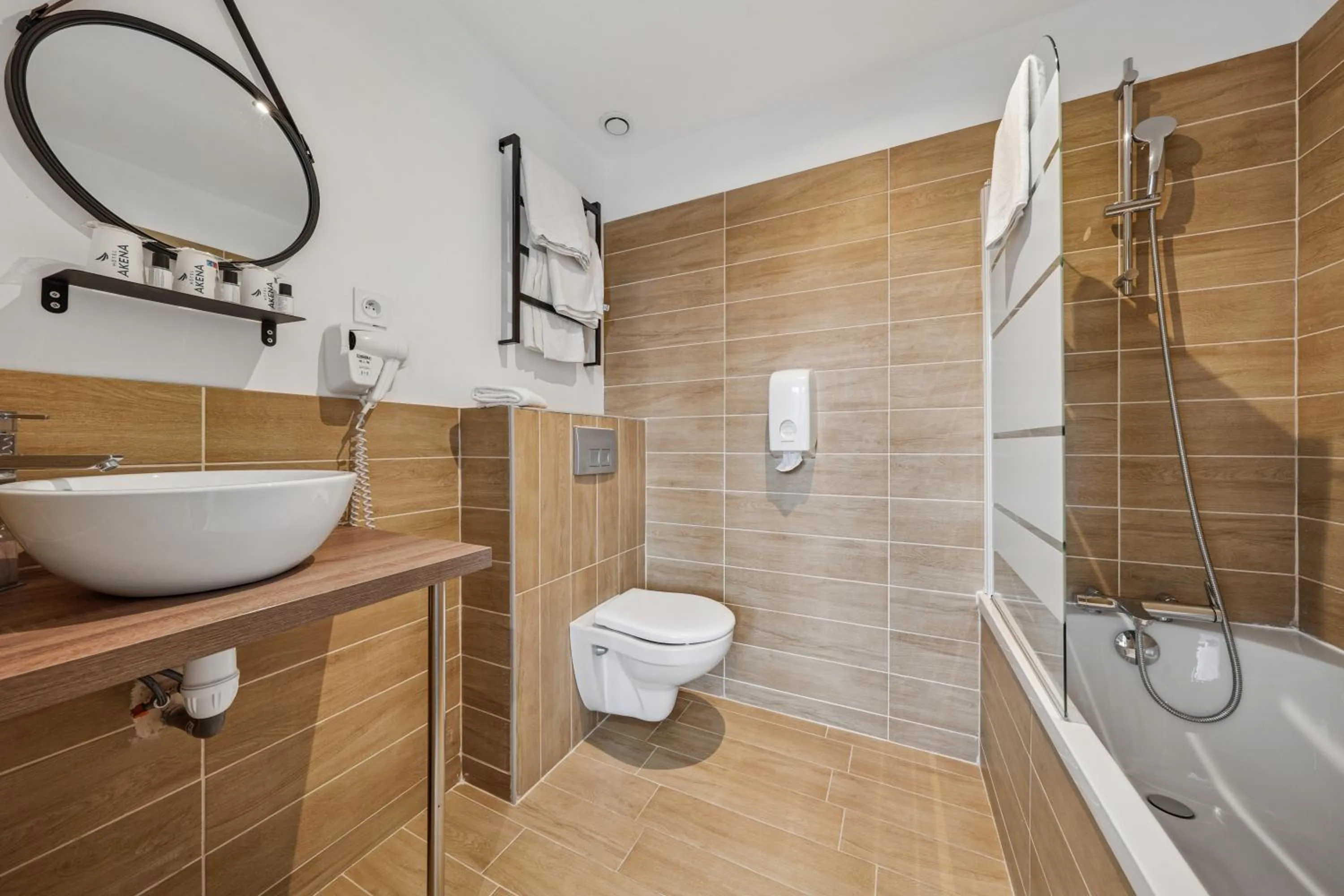 Toilet in Hôtel Restaurant AKENA Camiers-Le Touquet - 2 étoiles