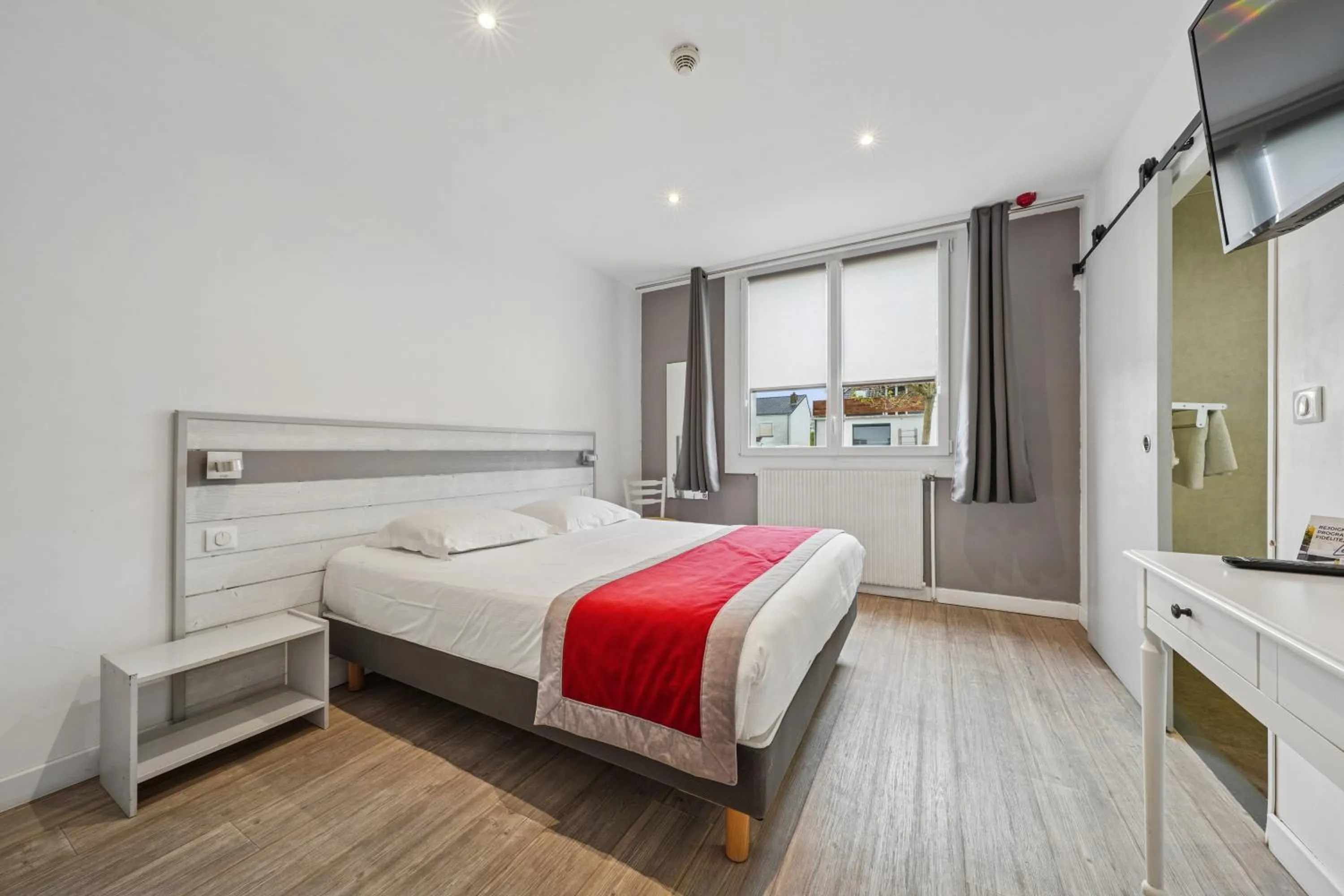 Photo of the whole room, Bed in Hôtel Restaurant AKENA Camiers-Le Touquet - 2 étoiles