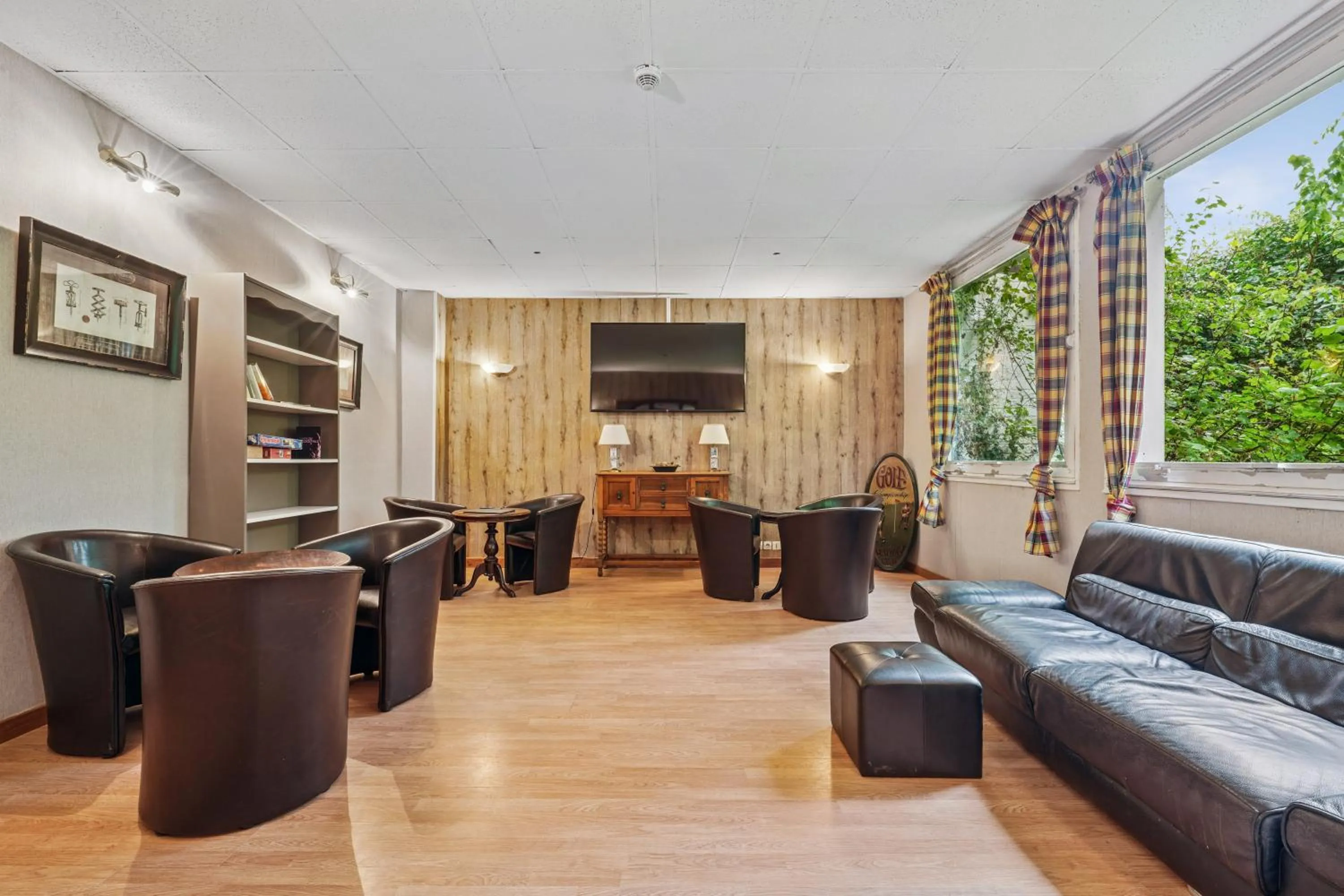 Communal lounge/ TV room in Hôtel Restaurant AKENA Camiers-Le Touquet - 2 étoiles