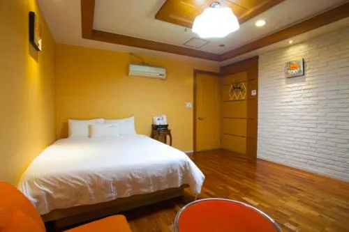 Photo of the whole room in CNN Hotel