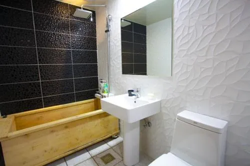 Bathroom in CNN Hotel