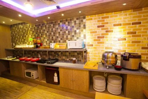 Communal kitchen, Kitchen/Kitchenette in CNN Hotel