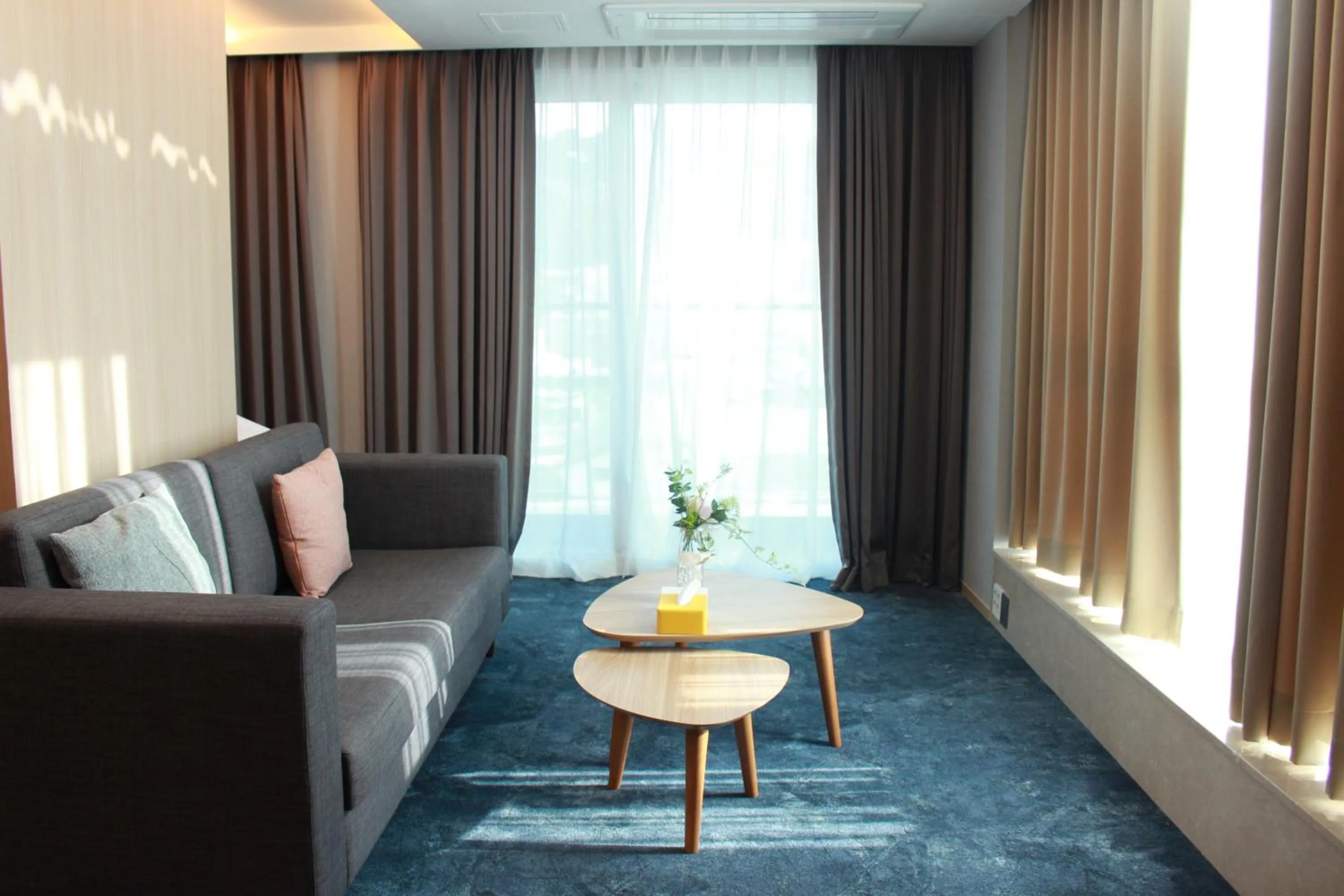 Seating area in Co-op City Hotel Seongsan