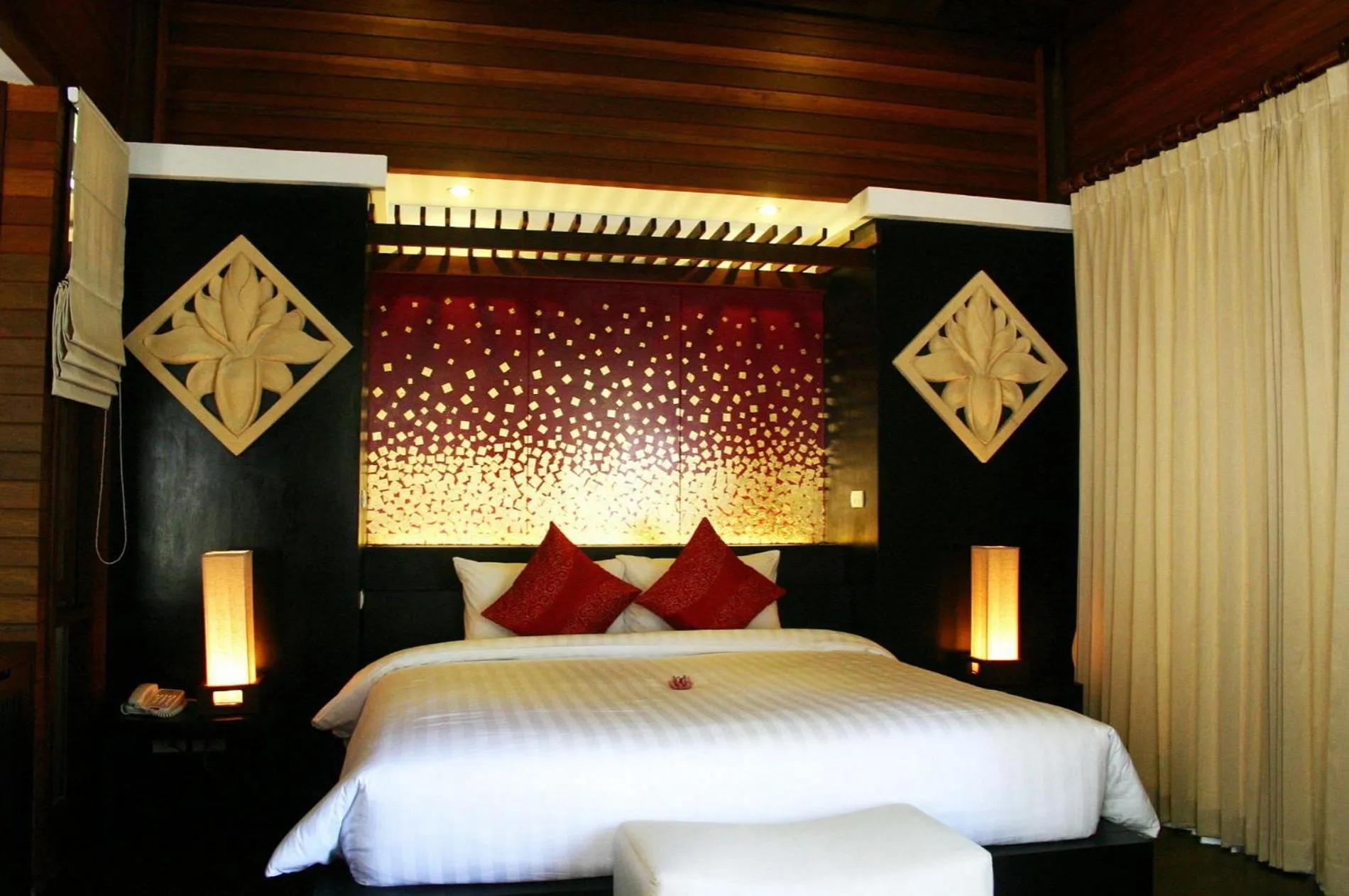 Bed in Bhundhari Resort & Villas Samui