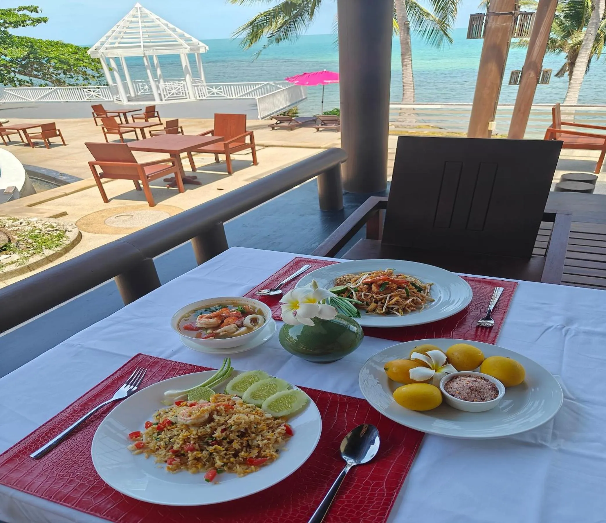Restaurant/places to eat in Bhundhari Resort & Villas Samui