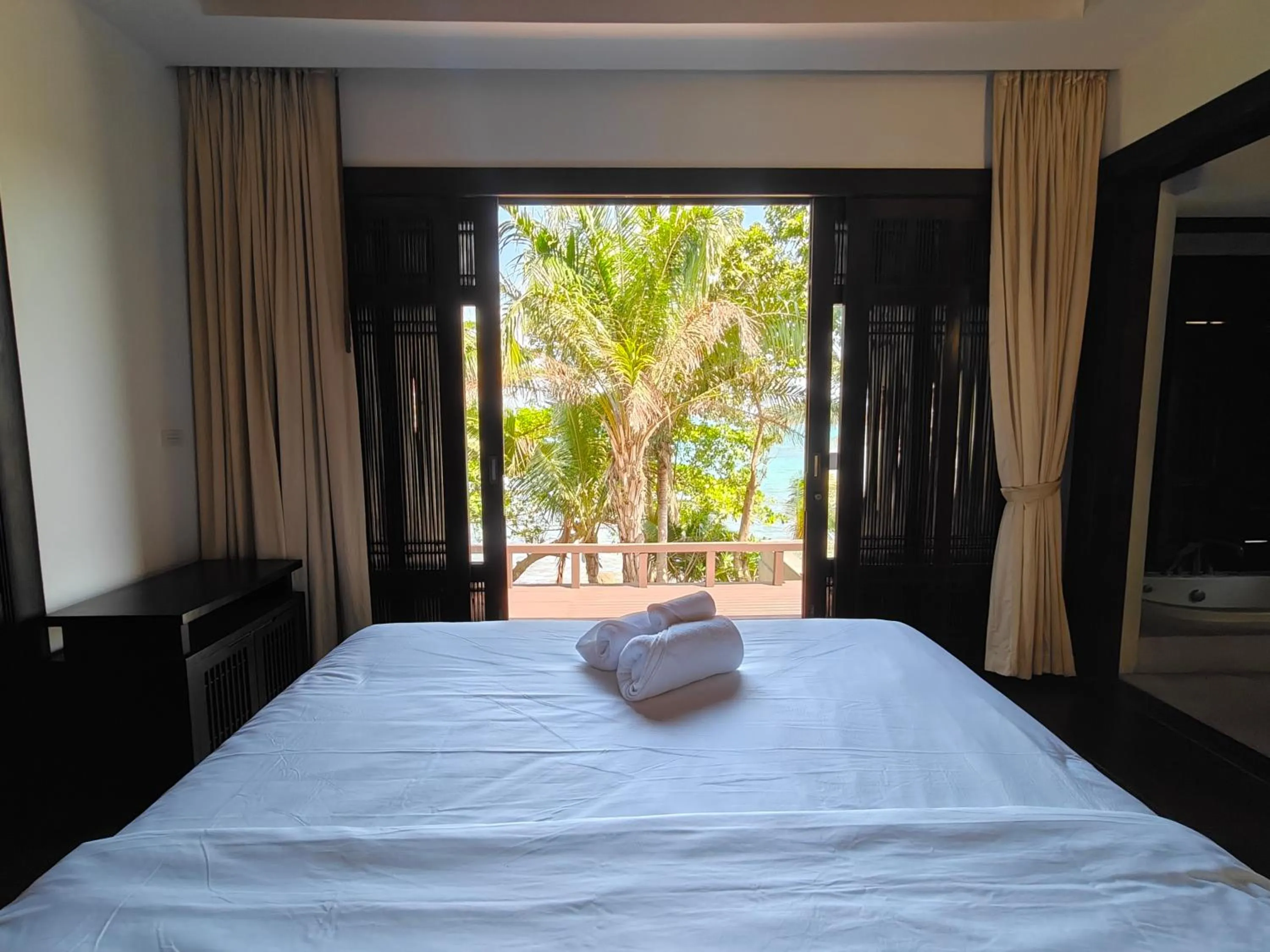 Sea view, Bed in Bhundhari Resort & Villas Samui