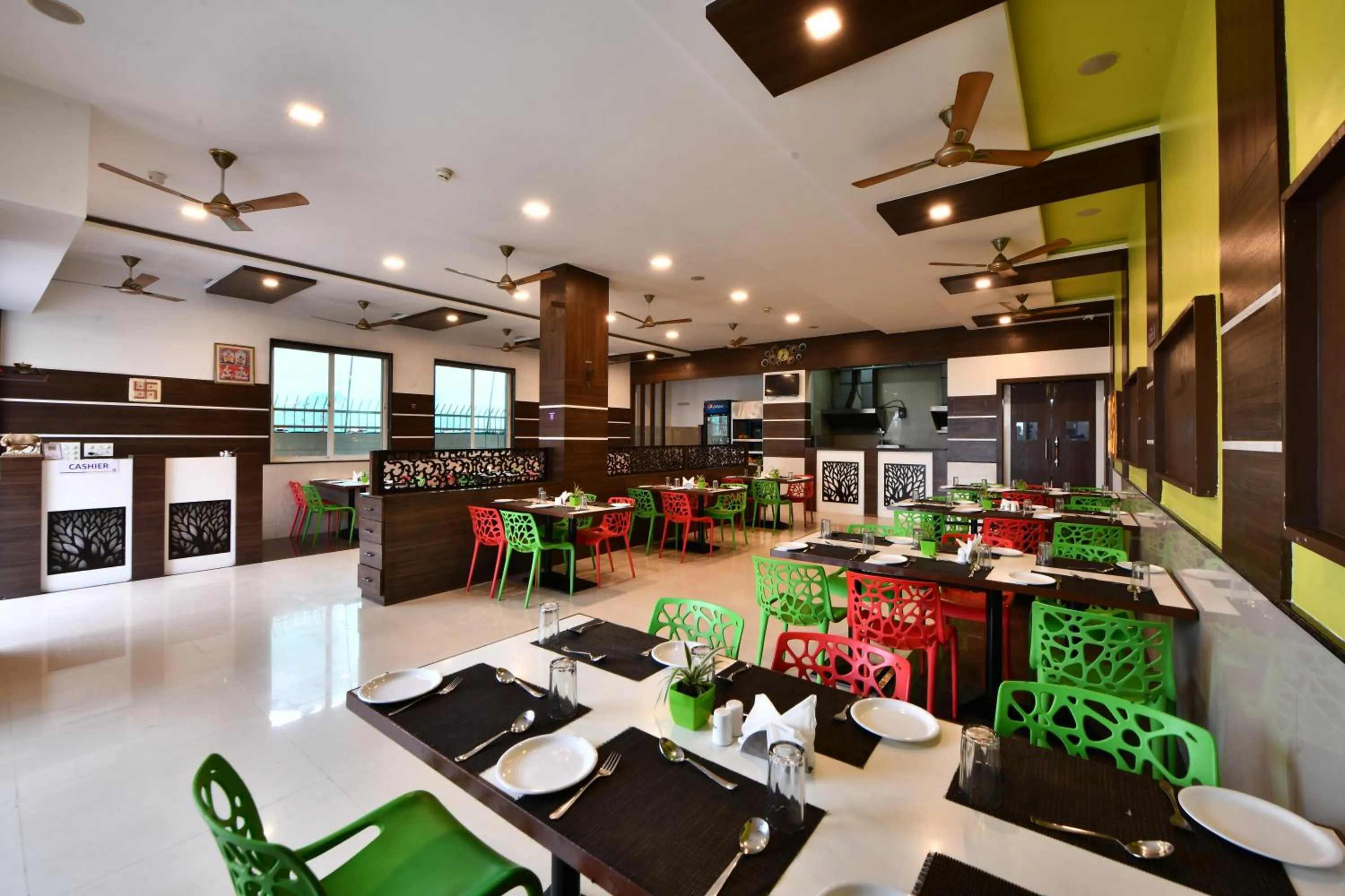 Restaurant/places to eat in Click Hotel Sagar Plaza Chakan, Pune