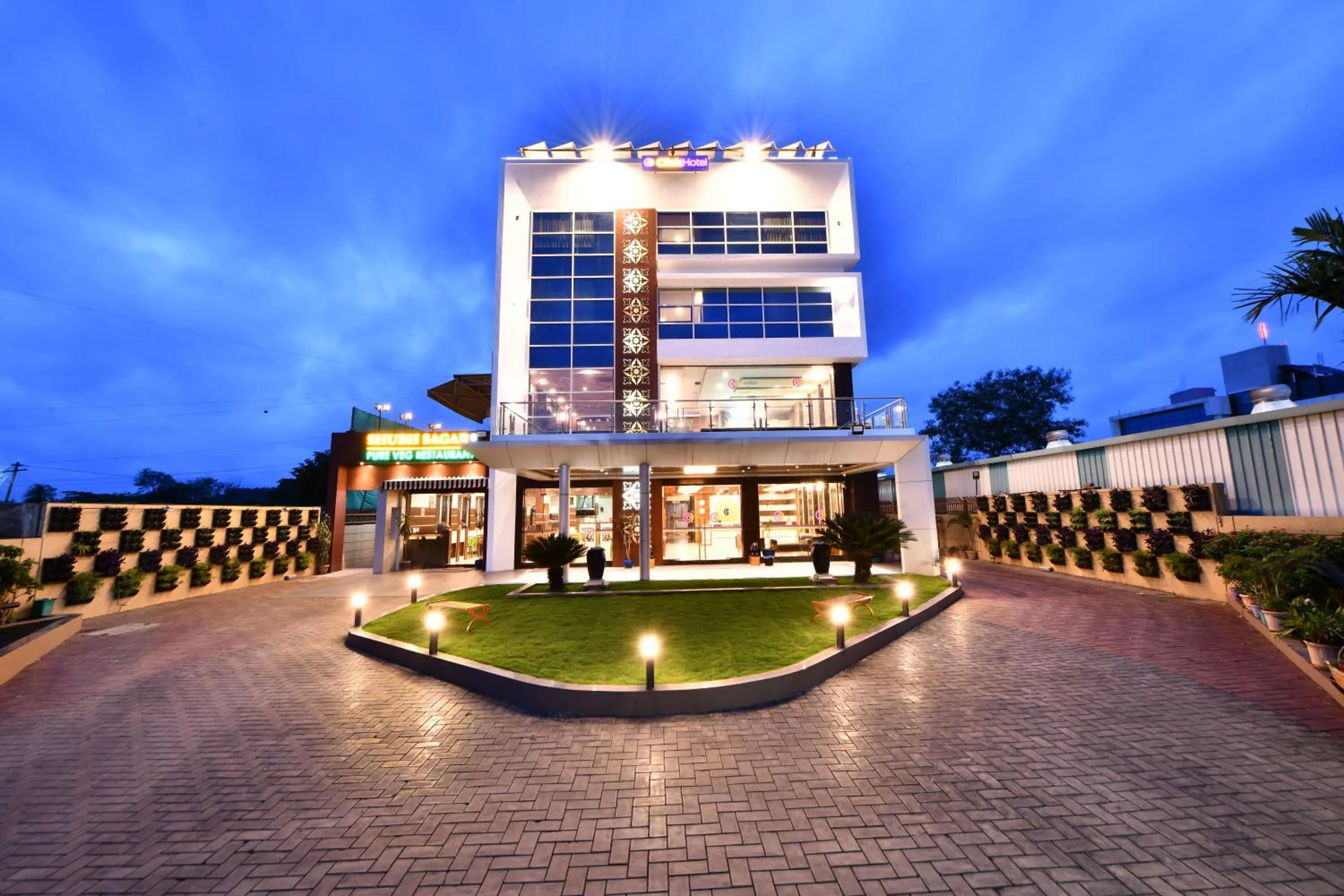 Facade/entrance in Click Hotel Sagar Plaza Chakan, Pune