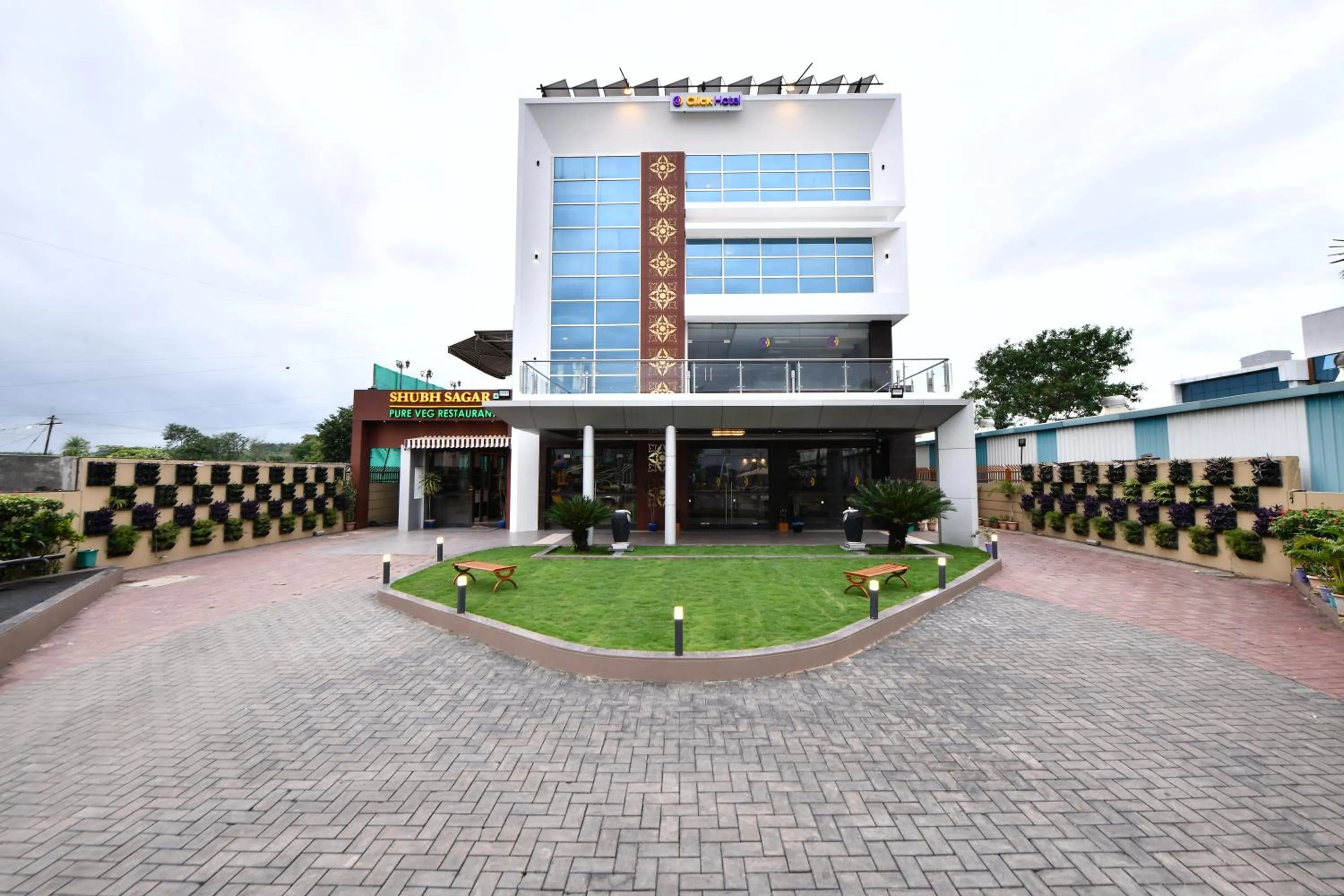 Facade/entrance in Click Hotel Sagar Plaza Chakan, Pune