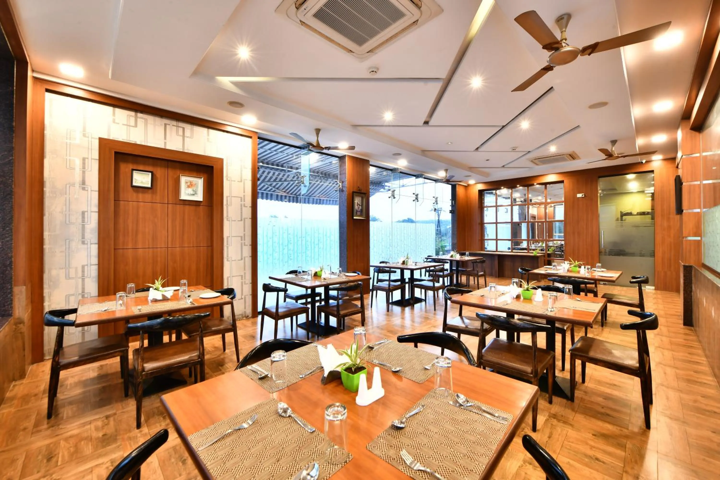 Restaurant/places to eat in Click Hotel Sagar Plaza Chakan, Pune