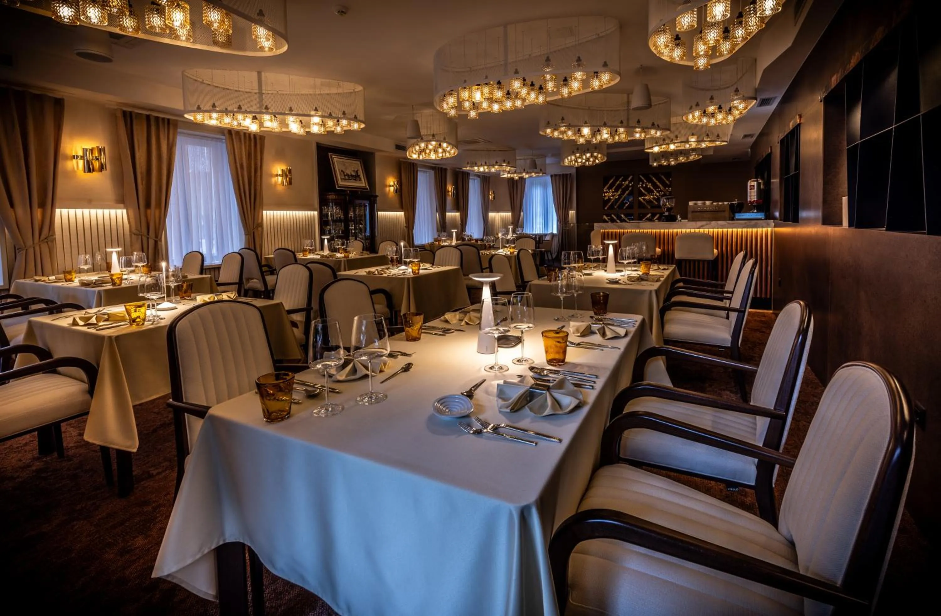 Restaurant/places to eat in Apeiro City Avant-garde Hotel