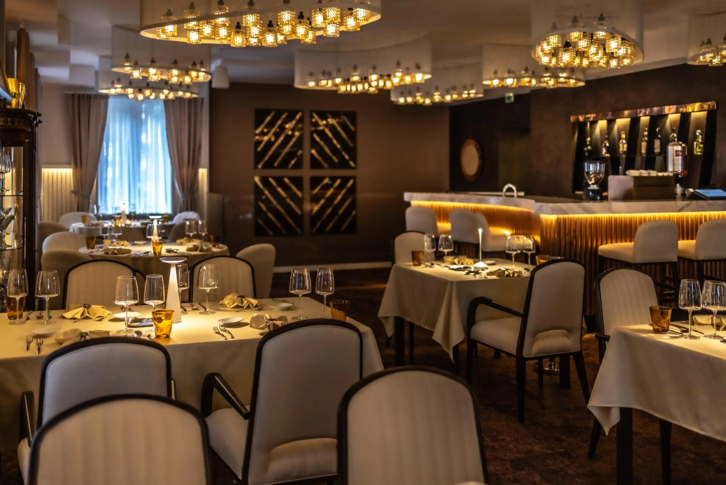 Restaurant/places to eat in Apeiro City Avant-garde Hotel