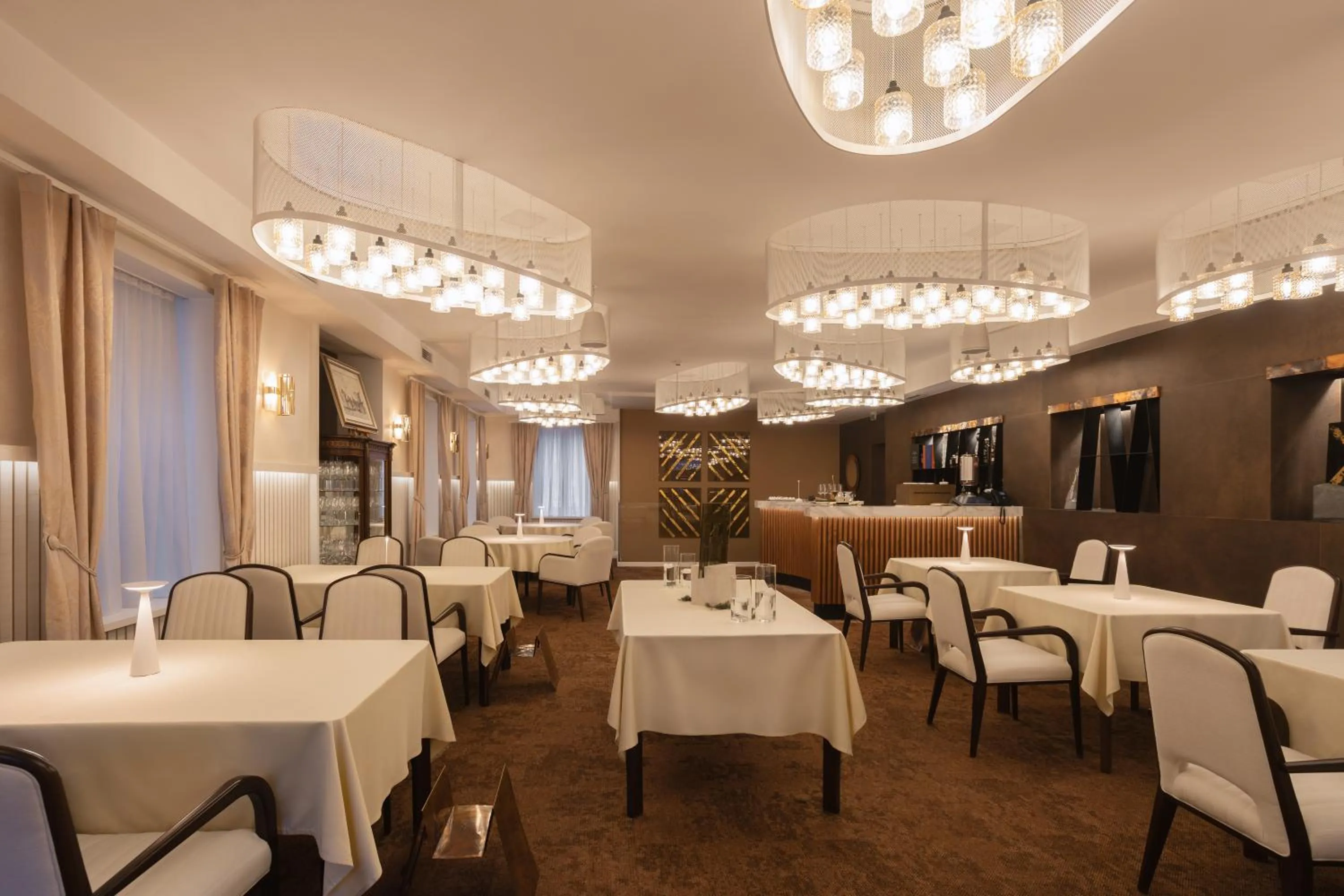 Restaurant/places to eat in Apeiro City Avant-garde Hotel