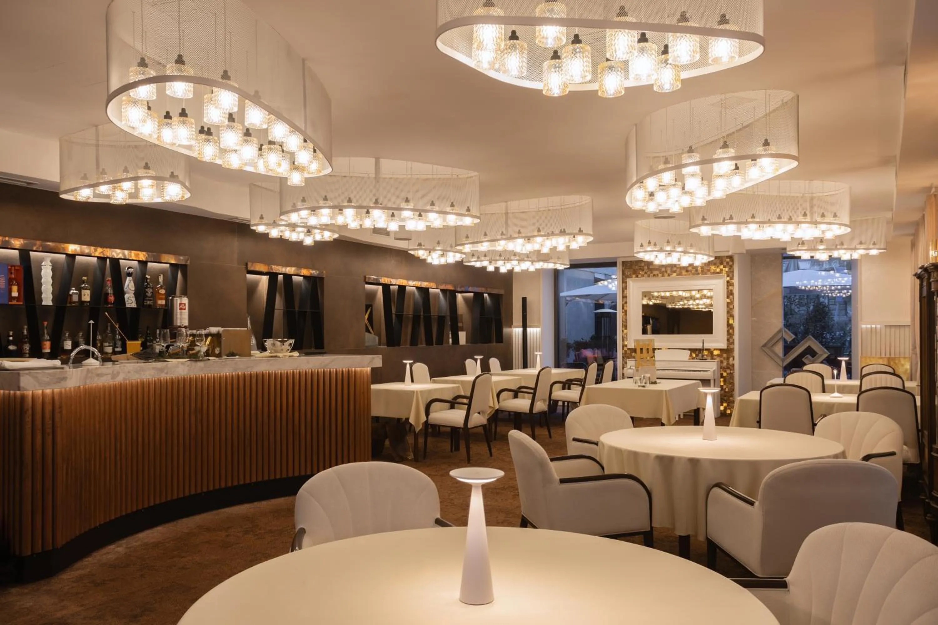 Restaurant/places to eat in Apeiro City Avant-garde Hotel