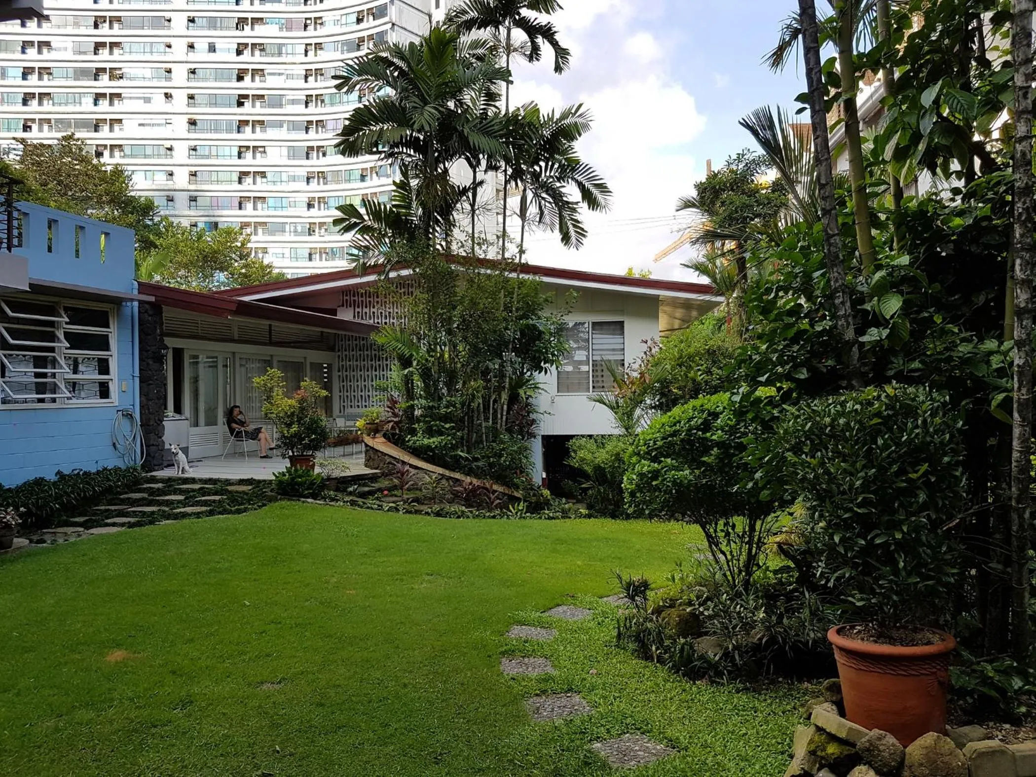 Facade/entrance in New Manila Suites