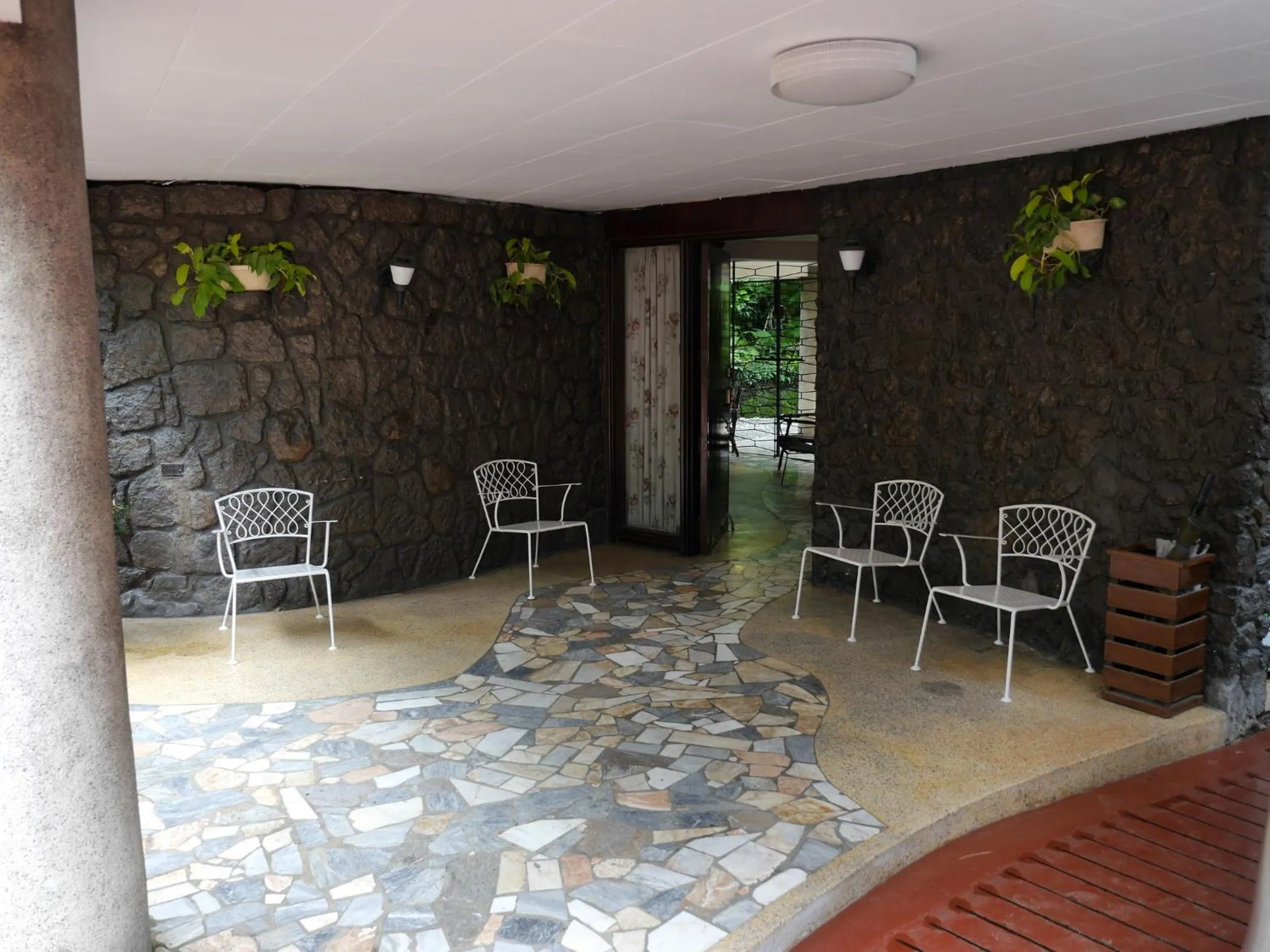 Facade/entrance in New Manila Suites