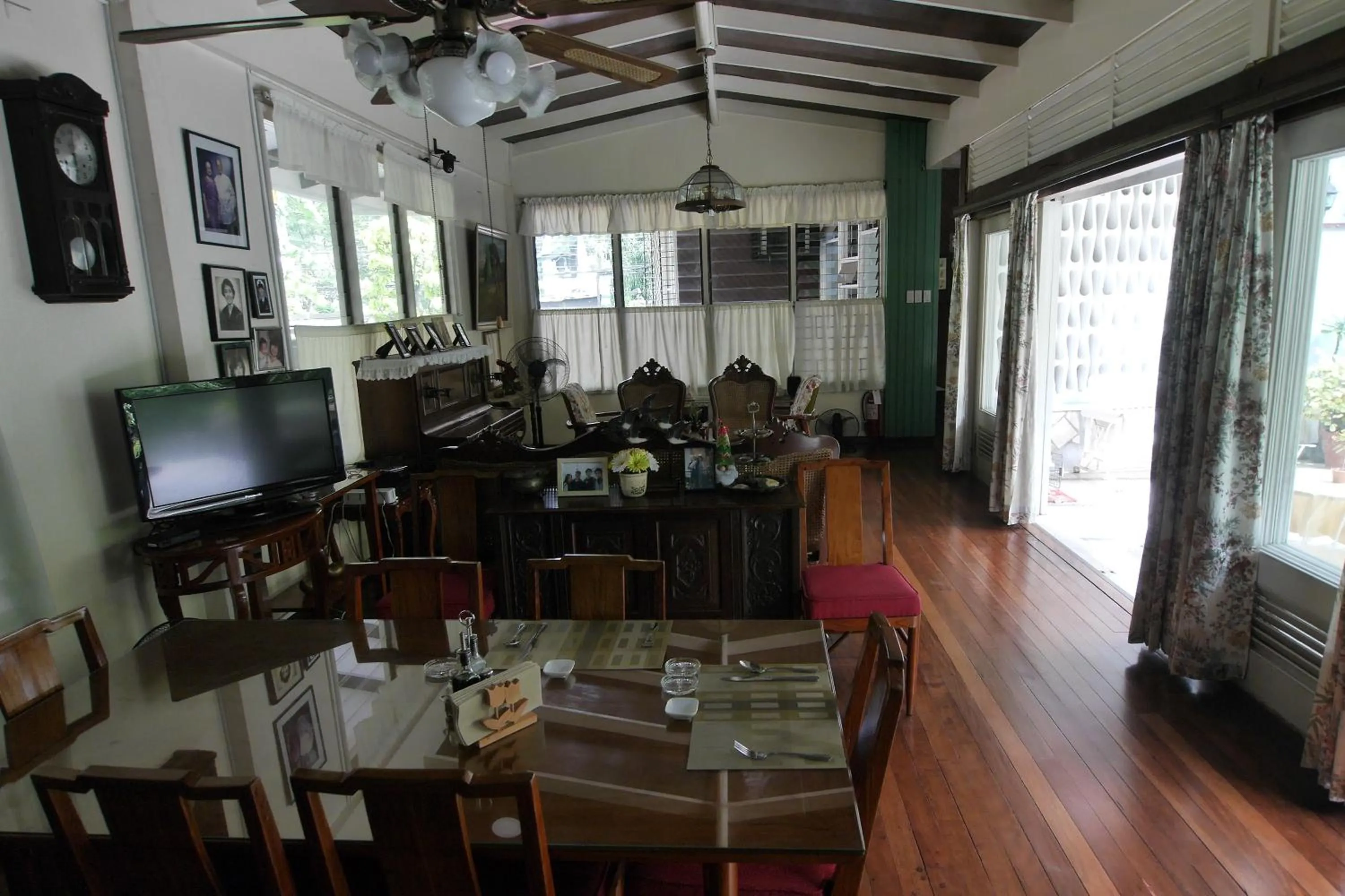 Communal lounge/ TV room in New Manila Suites