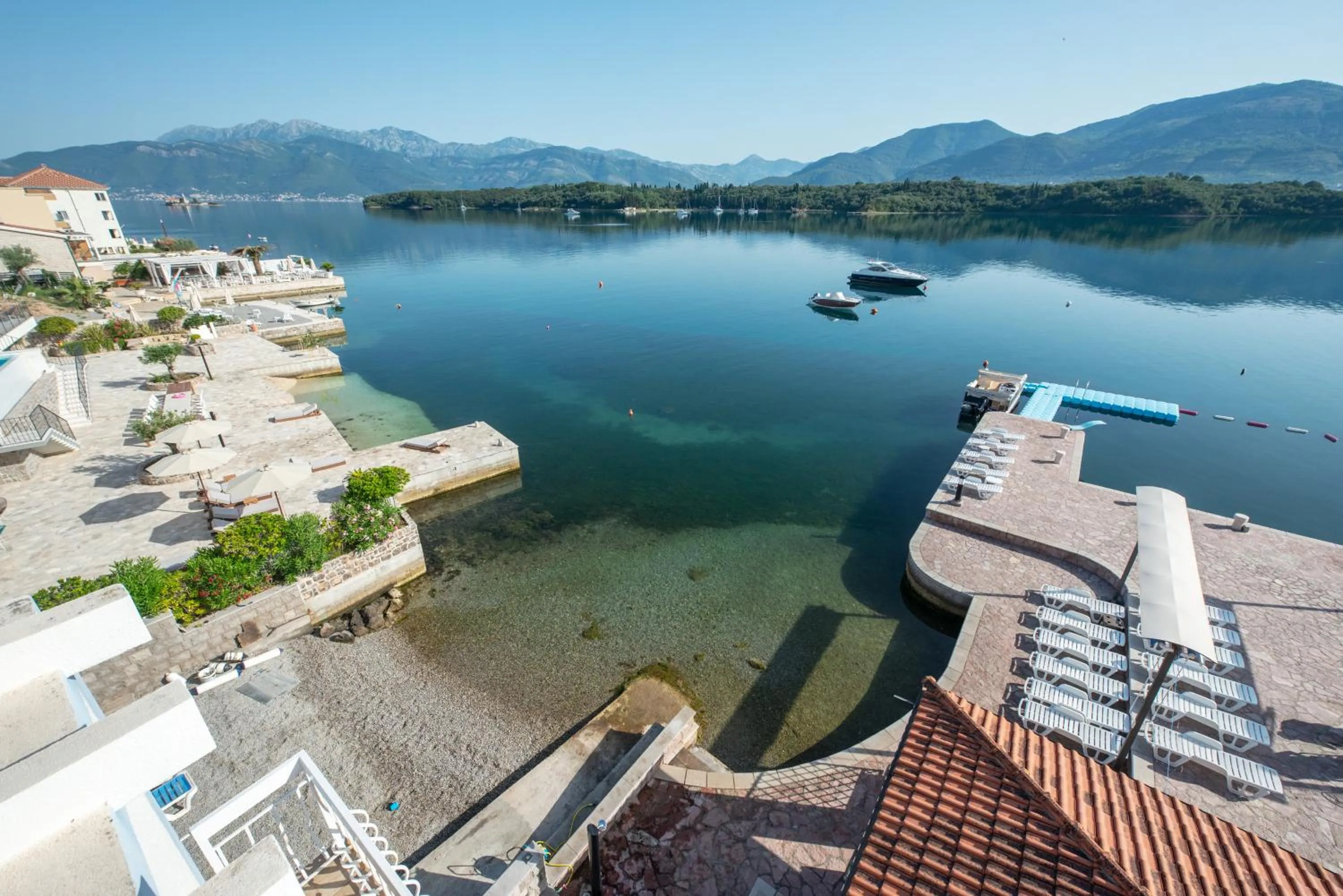 Sea view in Apart-hotel Villa Lav