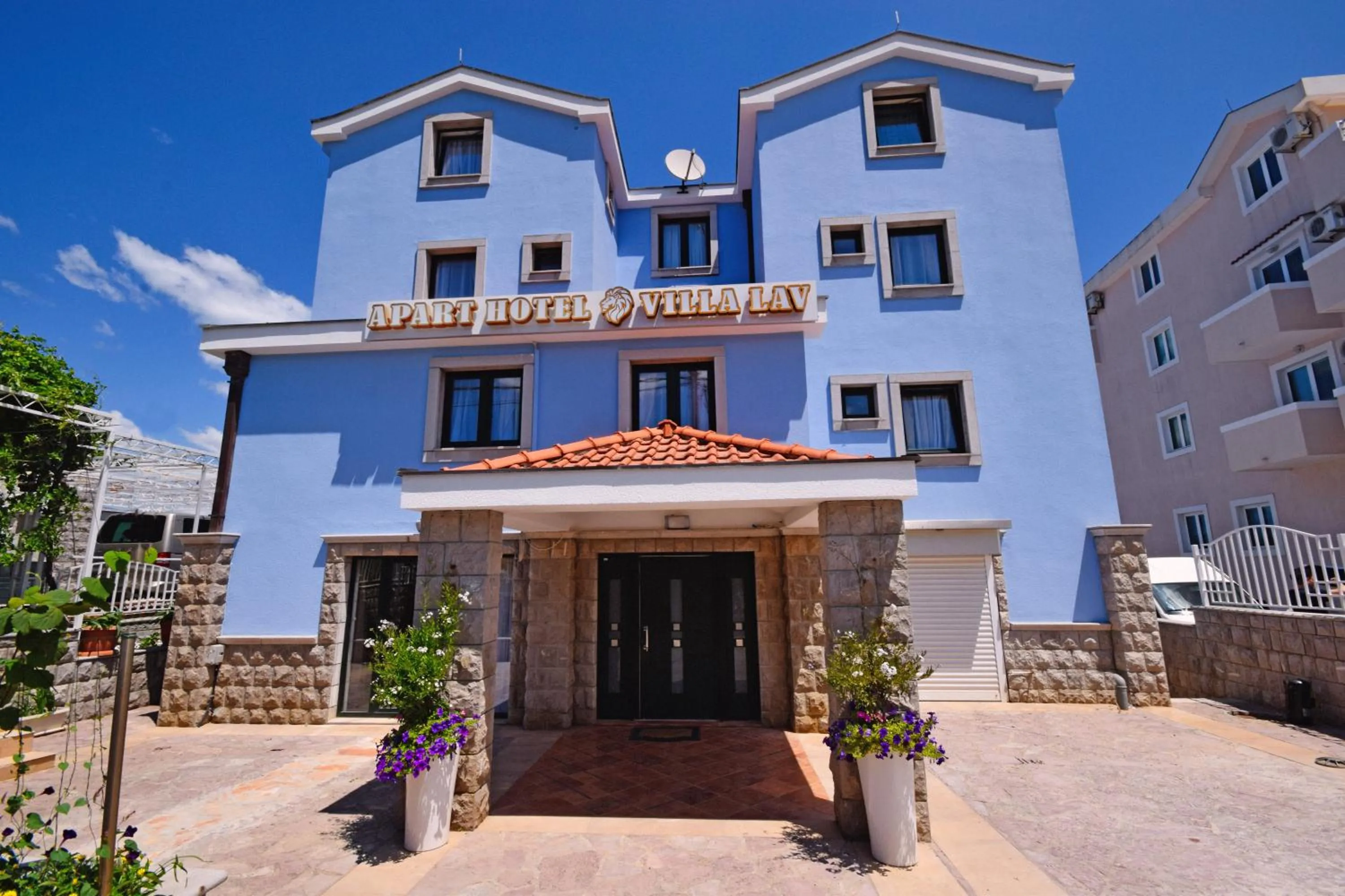 Facade/entrance in Apart-hotel Villa Lav