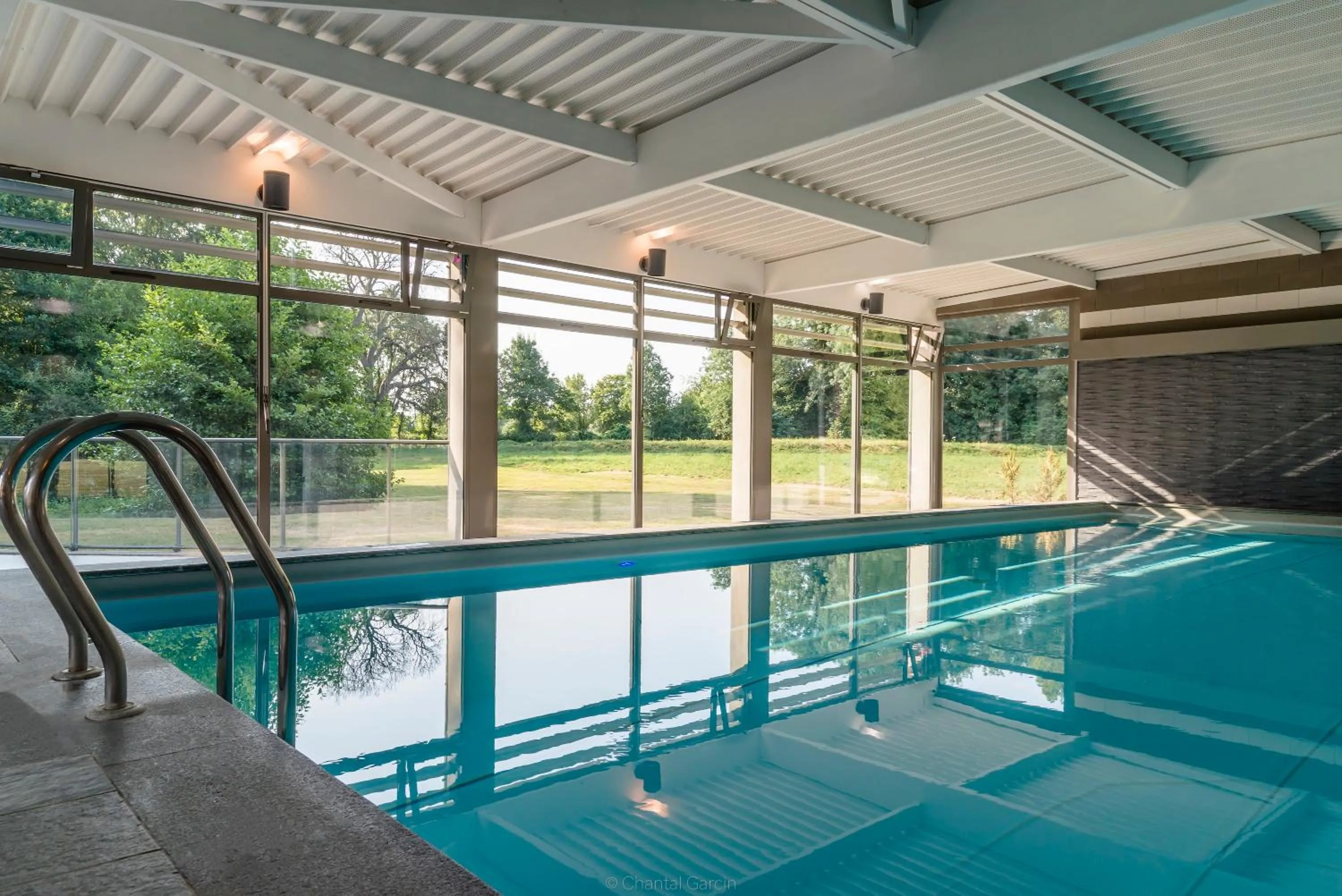 Swimming pool in Hôtel Château Tilques