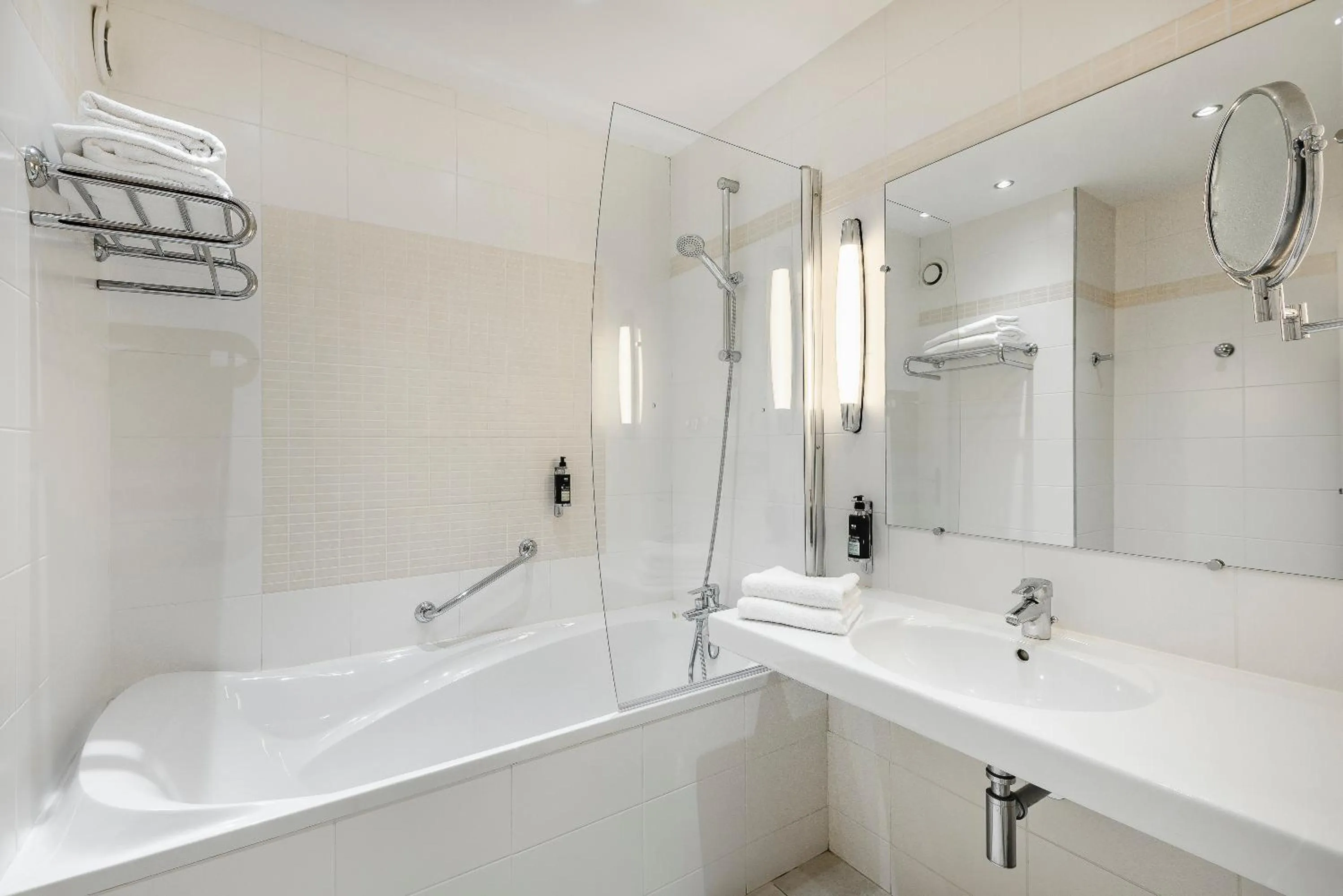 Bathroom in Hôtel Château Tilques