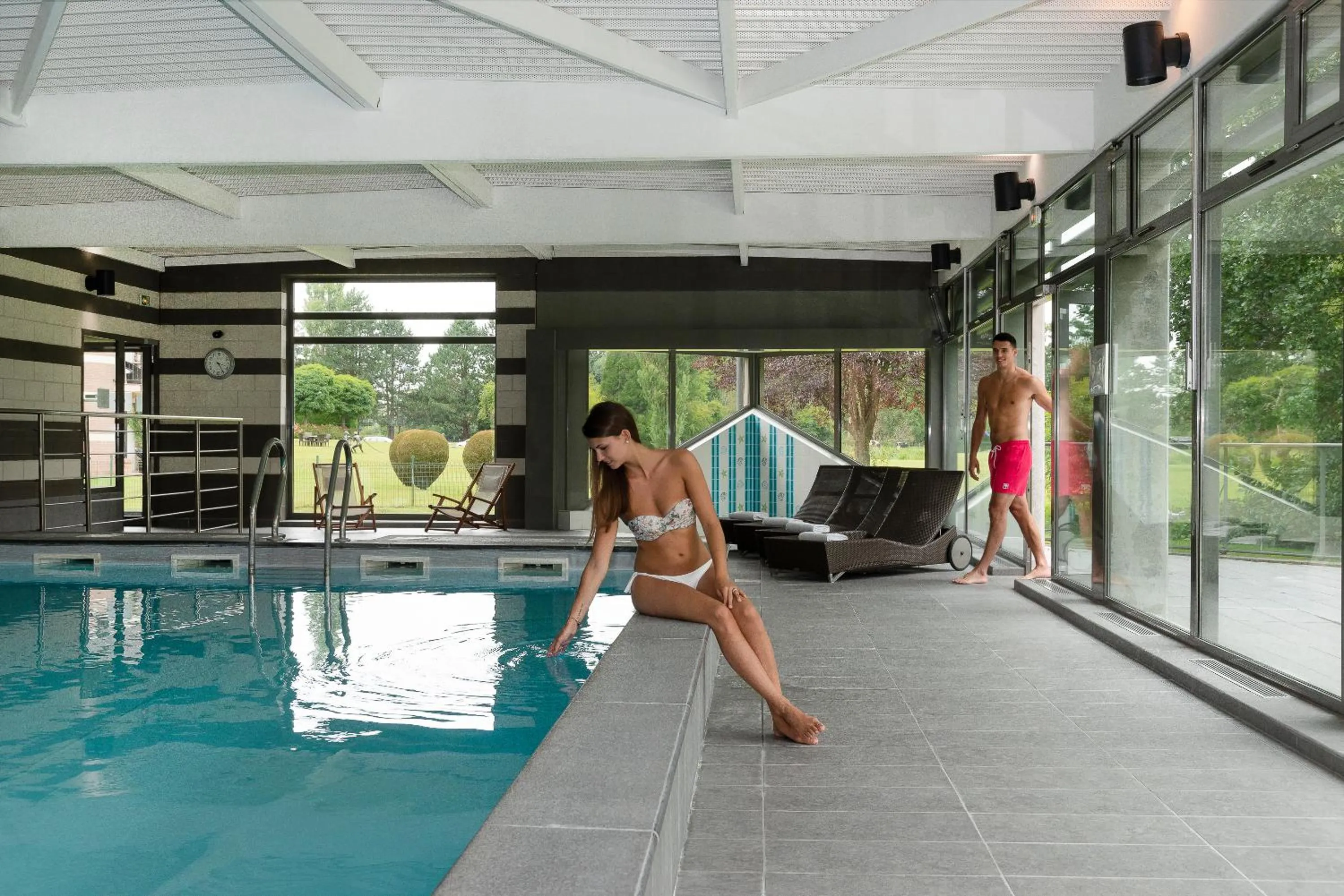 Swimming pool in Hôtel Château Tilques