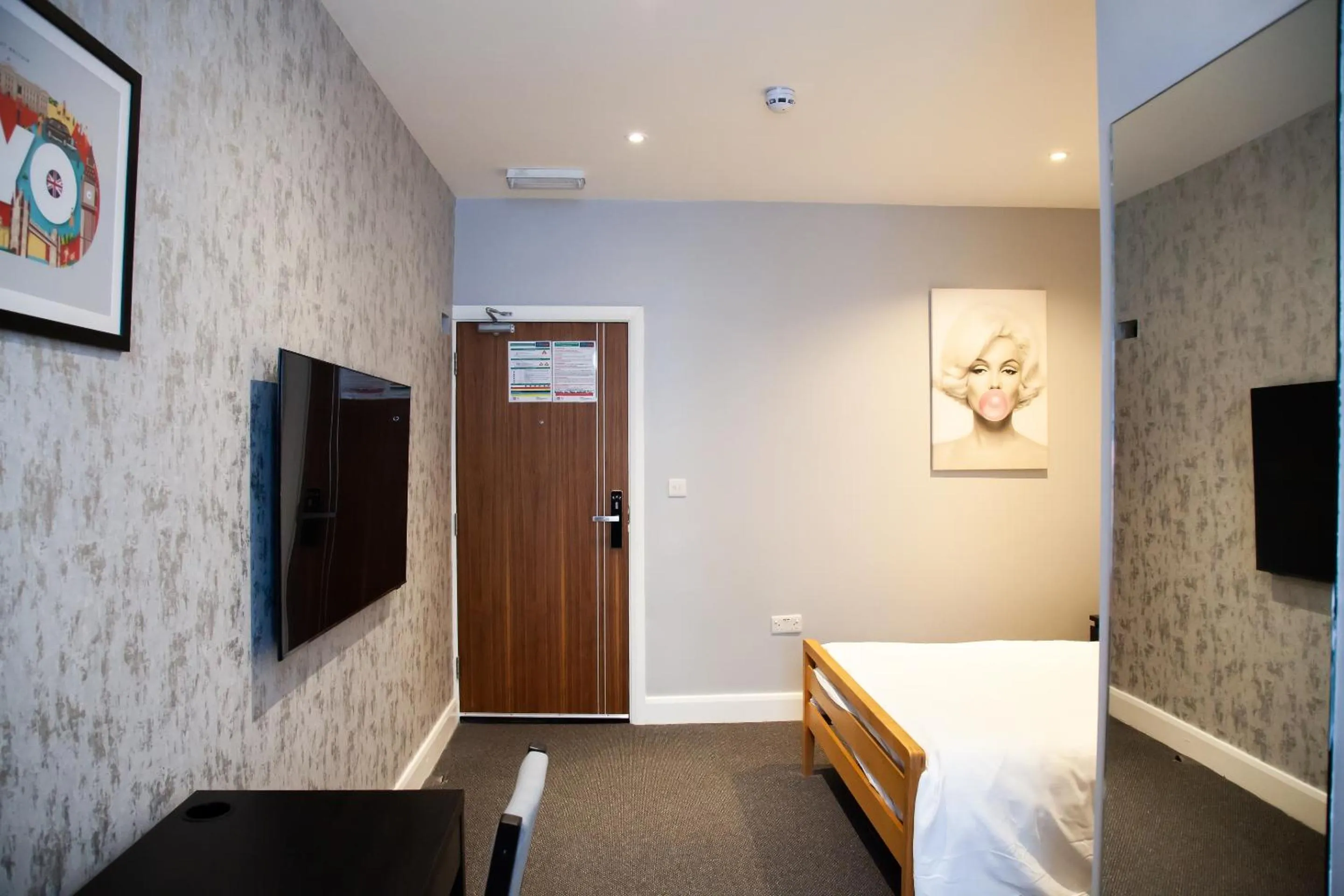 Bedroom, Bed in OYO The Arch, Wembly Stadium