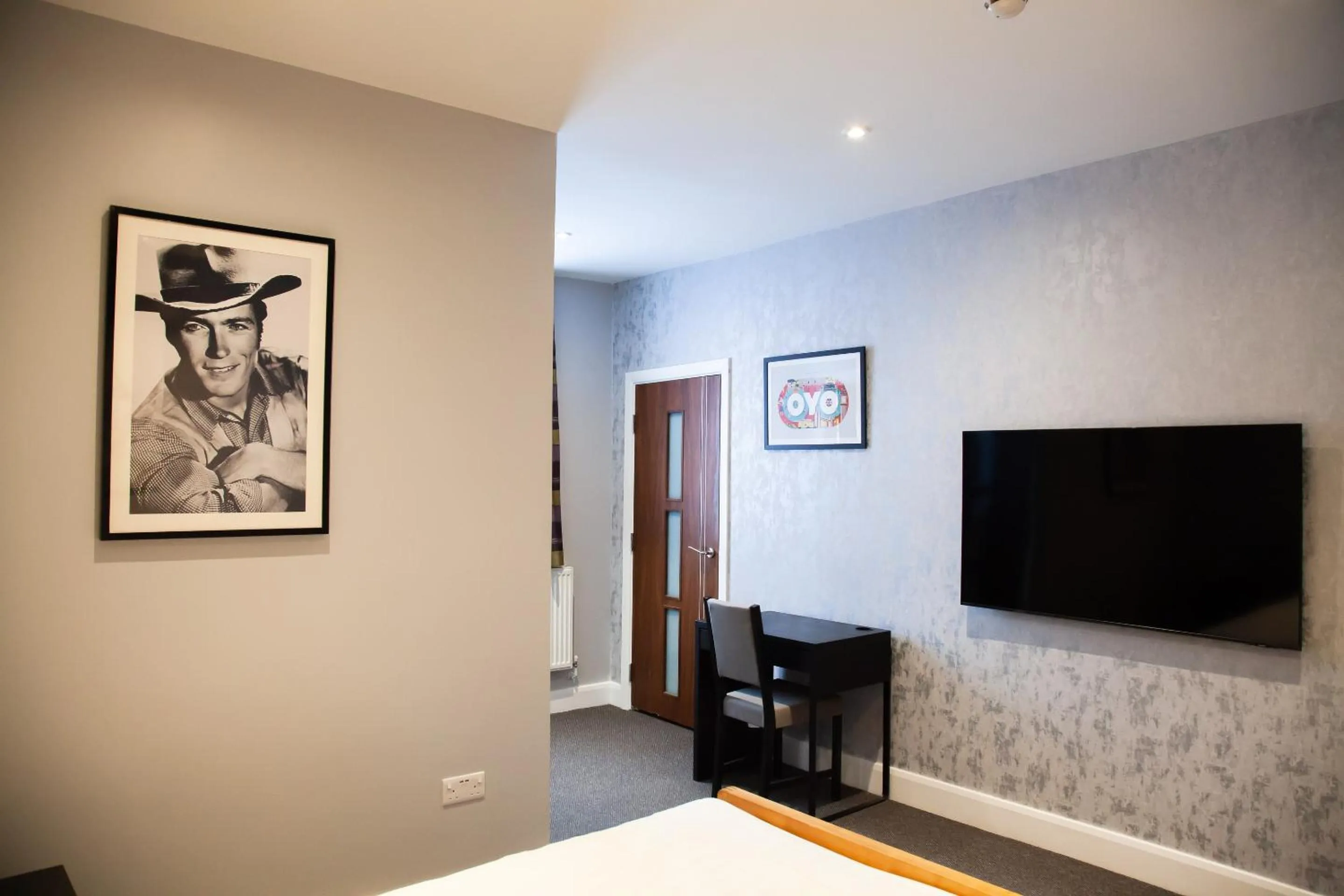 Bedroom, Bed in OYO The Arch, Wembly Stadium