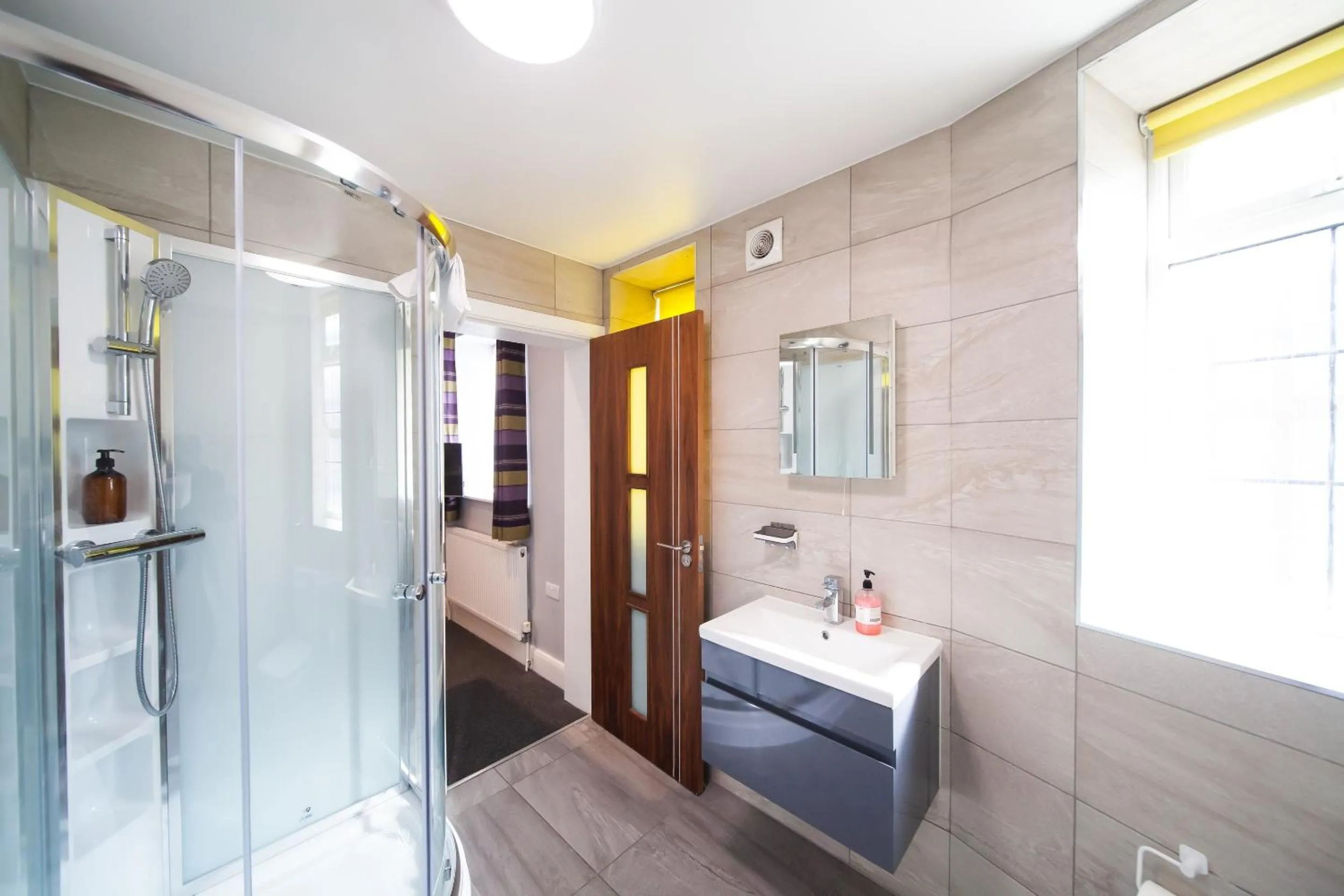 Bathroom, Bed in OYO The Arch, Wembly Stadium