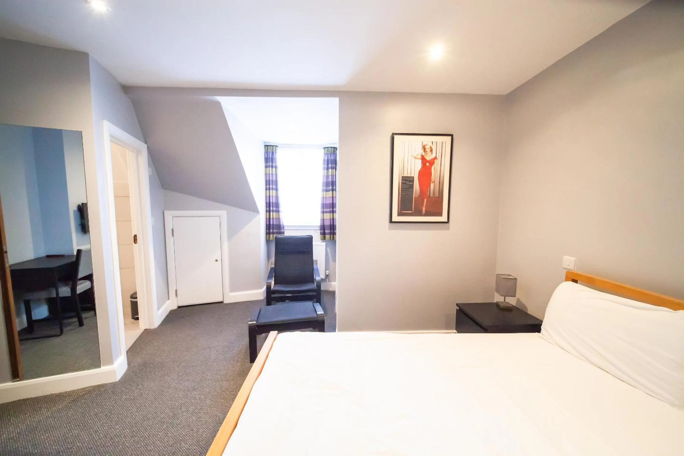 Bedroom, Bed in OYO The Arch, Wembly Stadium