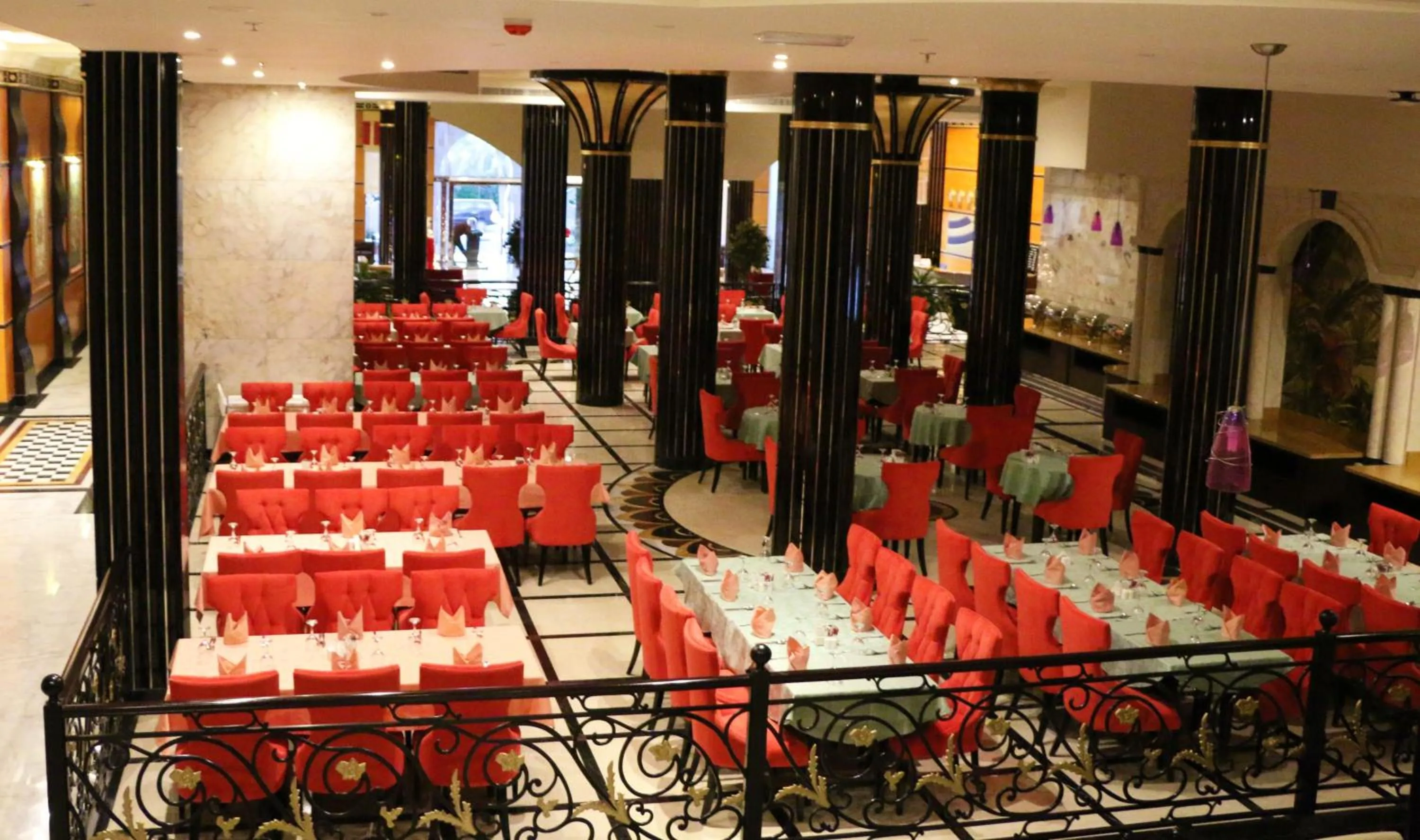 Restaurant/places to eat in Red Castle Hotel