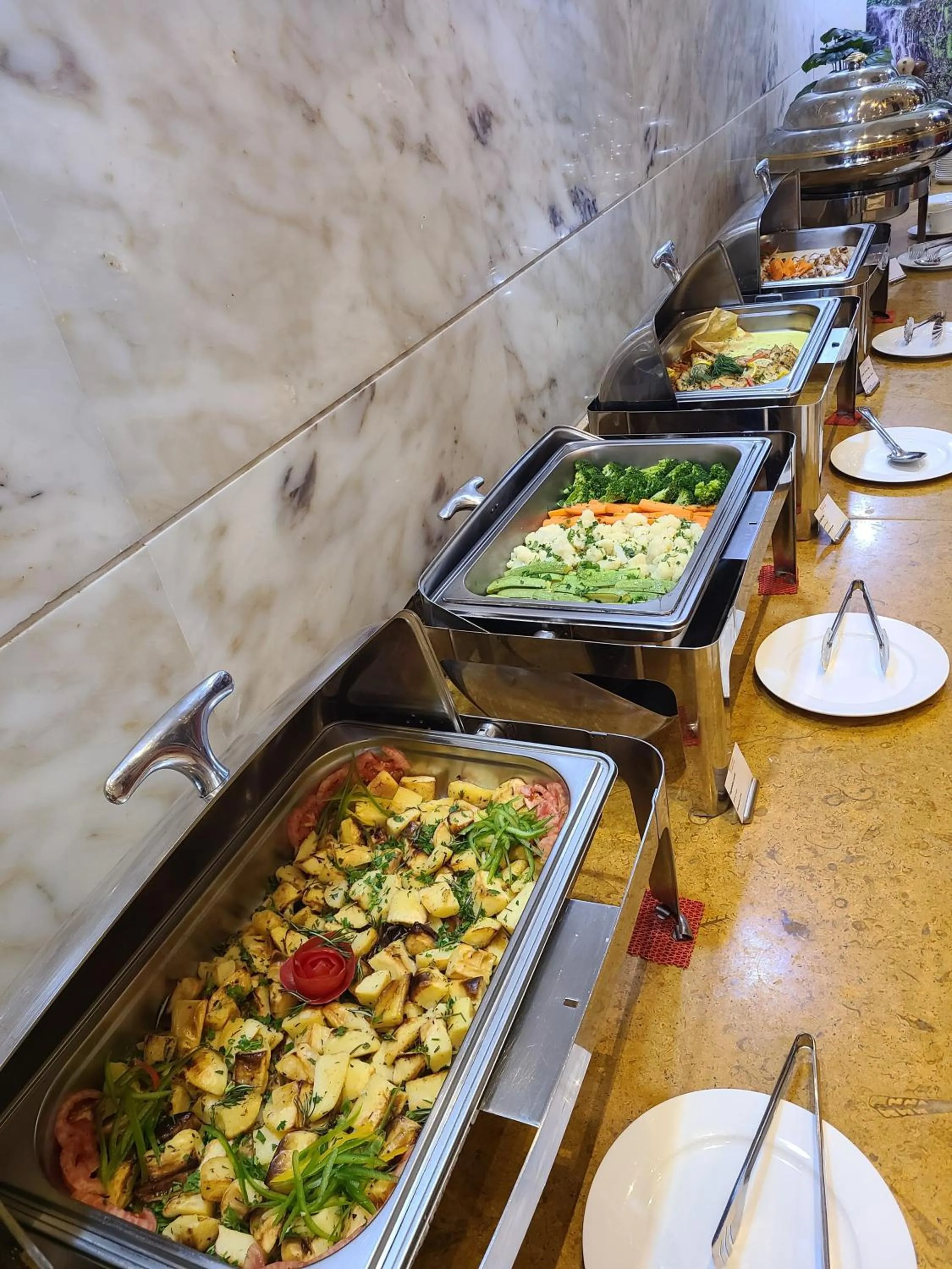 Restaurant/places to eat in Red Castle Hotel