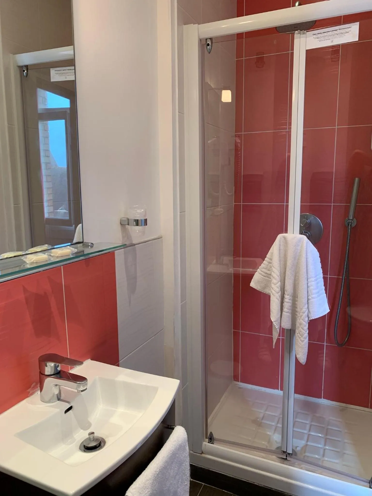 Shower in Hôtel Le Caddy