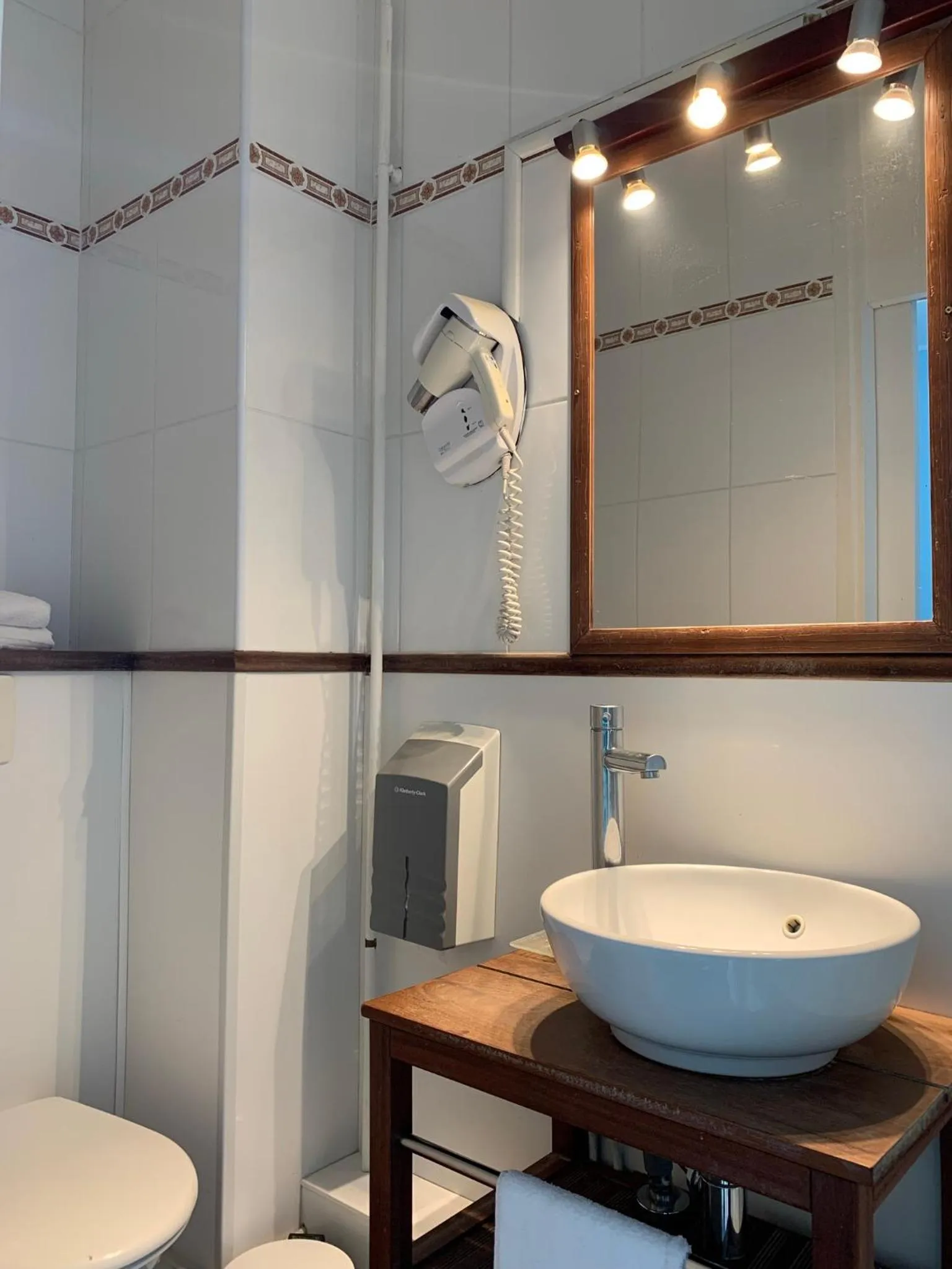 Shower in Hôtel Le Caddy