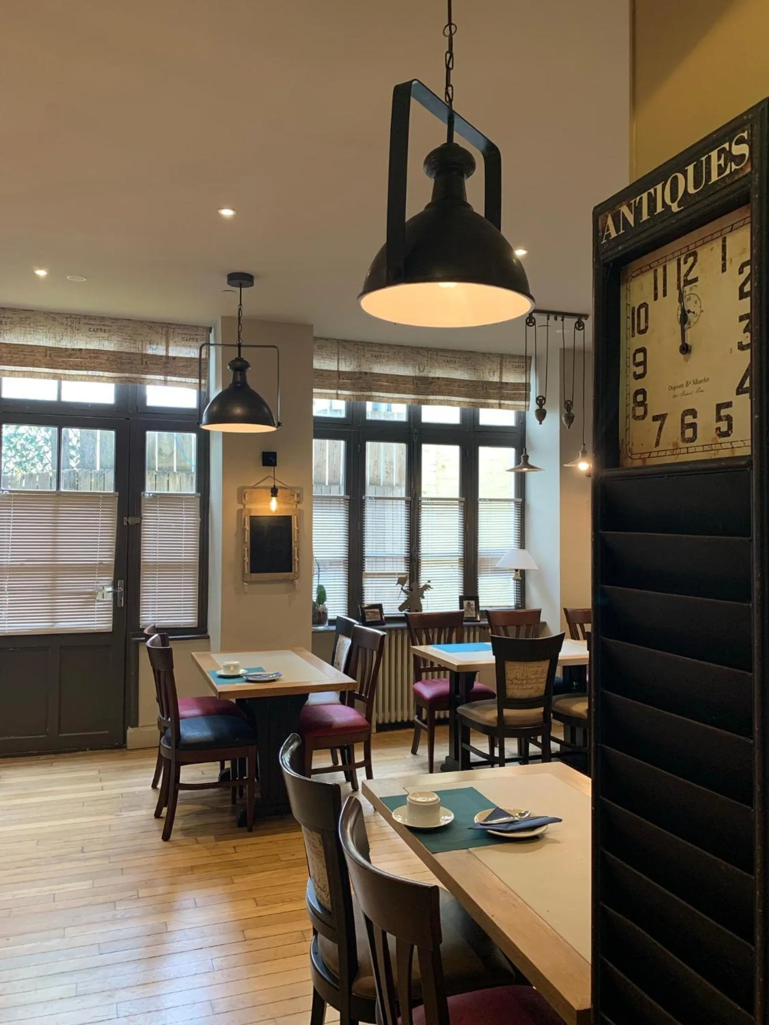 Breakfast in Hôtel Le Caddy