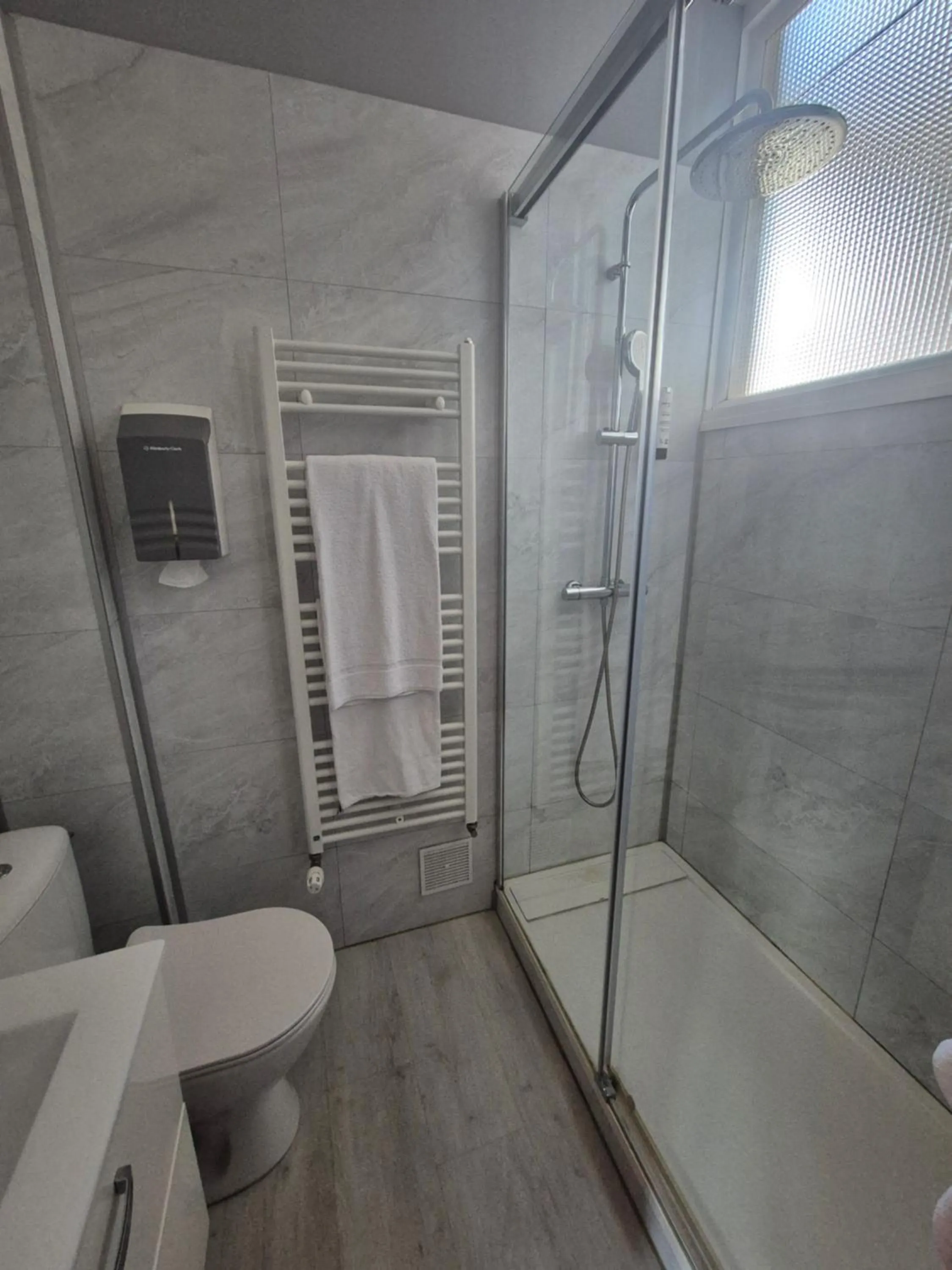 Shower in Hôtel Le Caddy