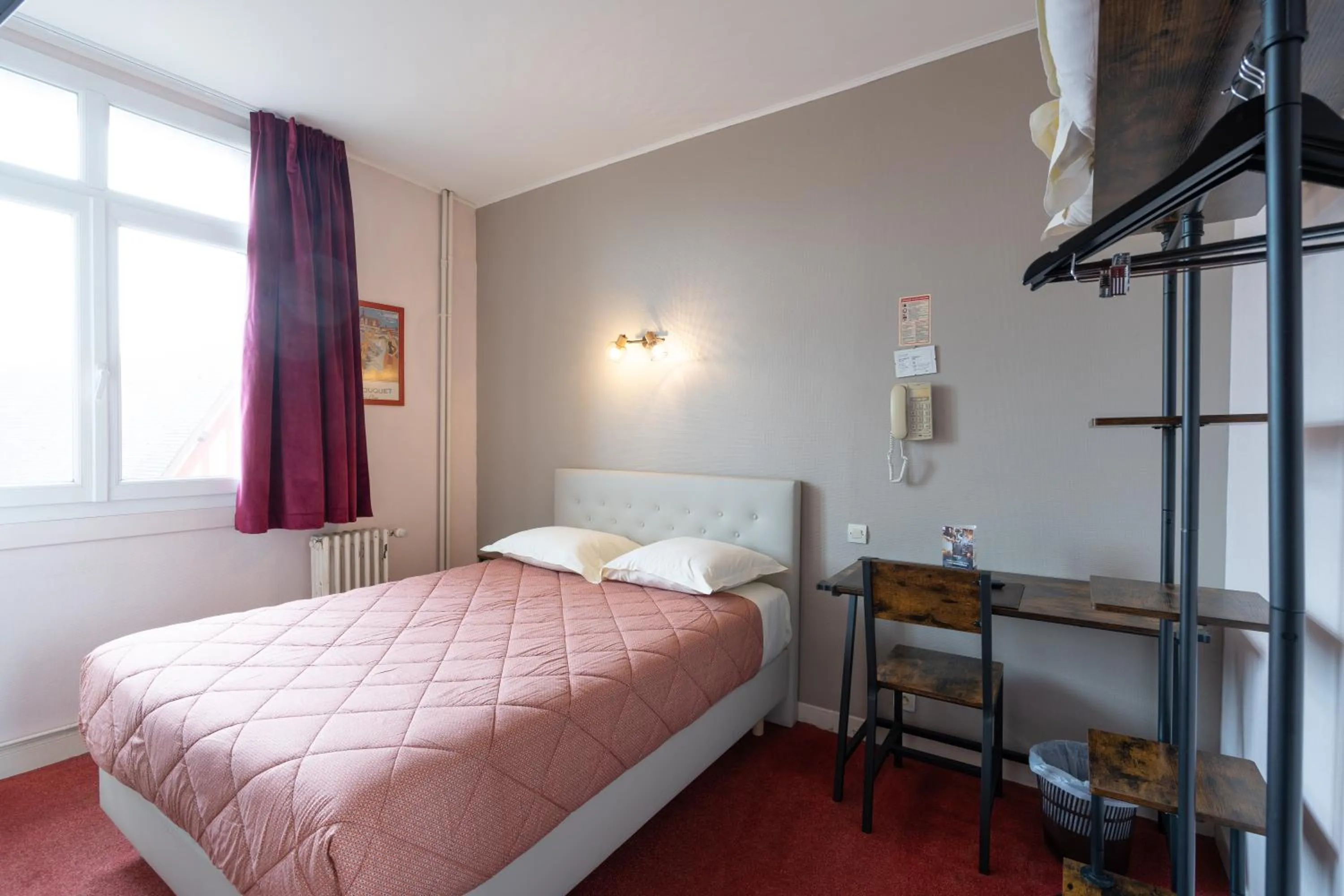 Bed in Hôtel Le Caddy