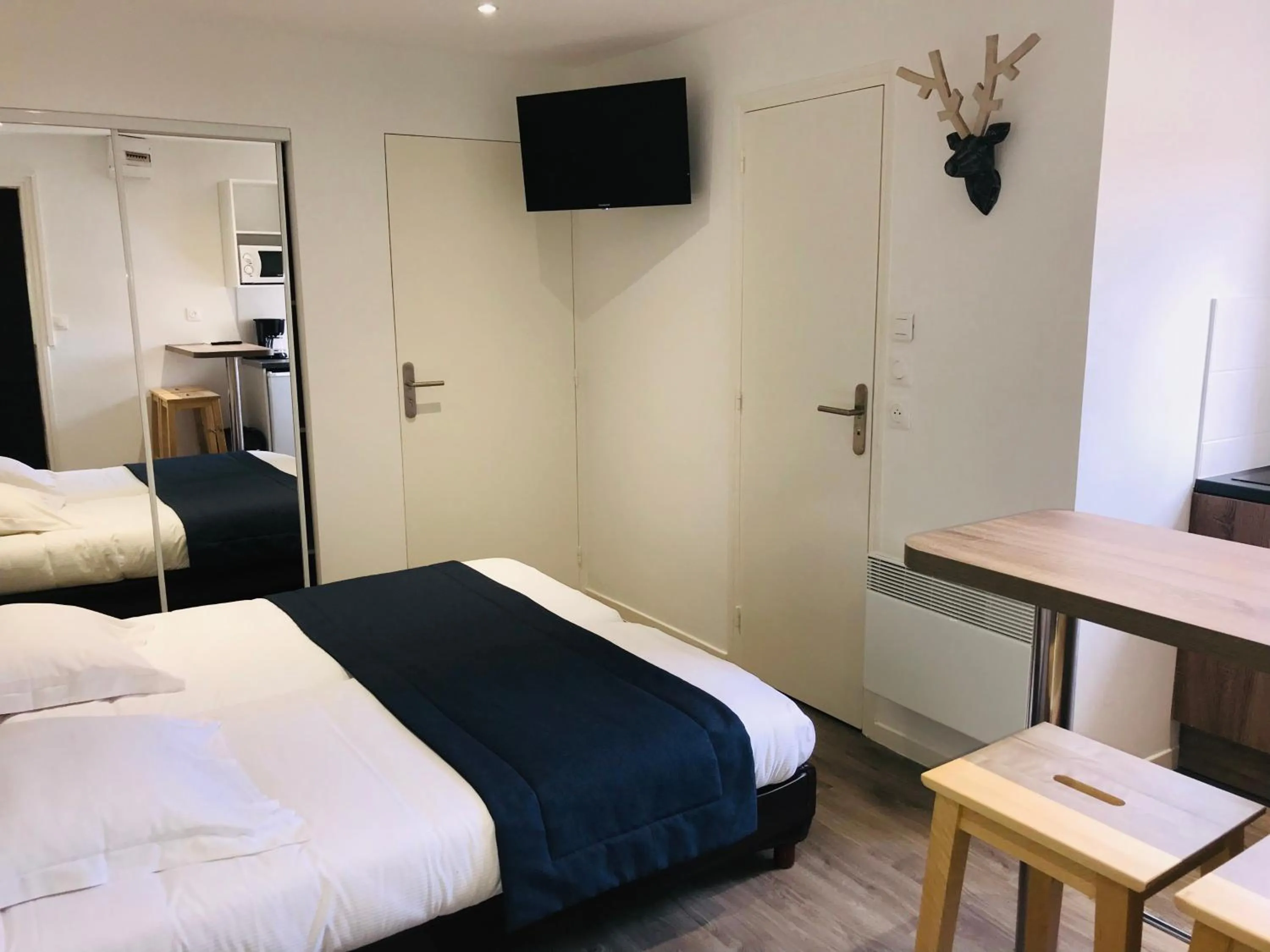 Photo of the whole room, Bed in Hippotel