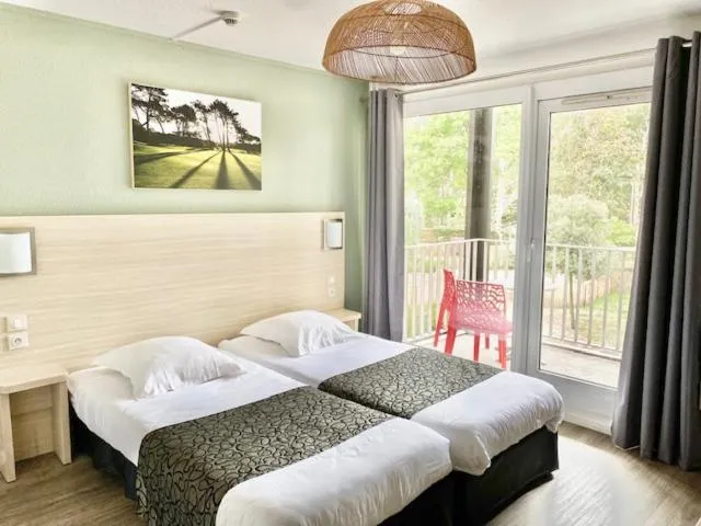 Seating area, Bed in Hippotel